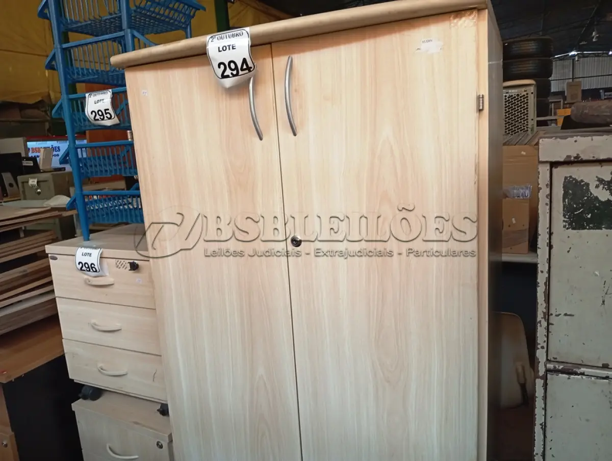 LOTE 294 - 01 ARMÁRIO PARA ESCRITÓRIO DE 02 PORTAS. (NO ESTADO) ATENÇÃO! FAZER A VISITAÇÃO ANTES DE ARREMATAR, NÃO SABEMOS SE FUNCIONA. LEILÃO NÃO TEM GARANTIA E NEM DEVOLUÇÃO, SUJEITO A POSSÍVEIS AVARIAS VISÍVEIS/OCULTAS E/OU AUSÊNCIA DE COMPONENTES.