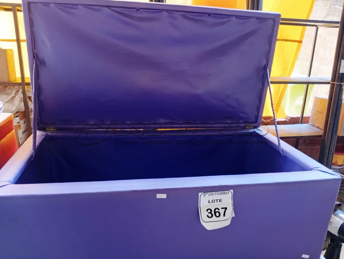 LOTE 367 - 01 BAÚ ALMOFADADO NA COR ROXO. (NO ESTADO) ATENÇÃO! FAZER A VISITAÇÃO ANTES DE ARREMATAR, NÃO SABEMOS SE FUNCIONA. LEILÃO NÃO TEM GARANTIA E NEM DEVOLUÇÃO, SUJEITO A POSSÍVEIS AVARIAS VISÍVEIS/OCULTAS E/OU AUSÊNCIA DE COMPONENTES.