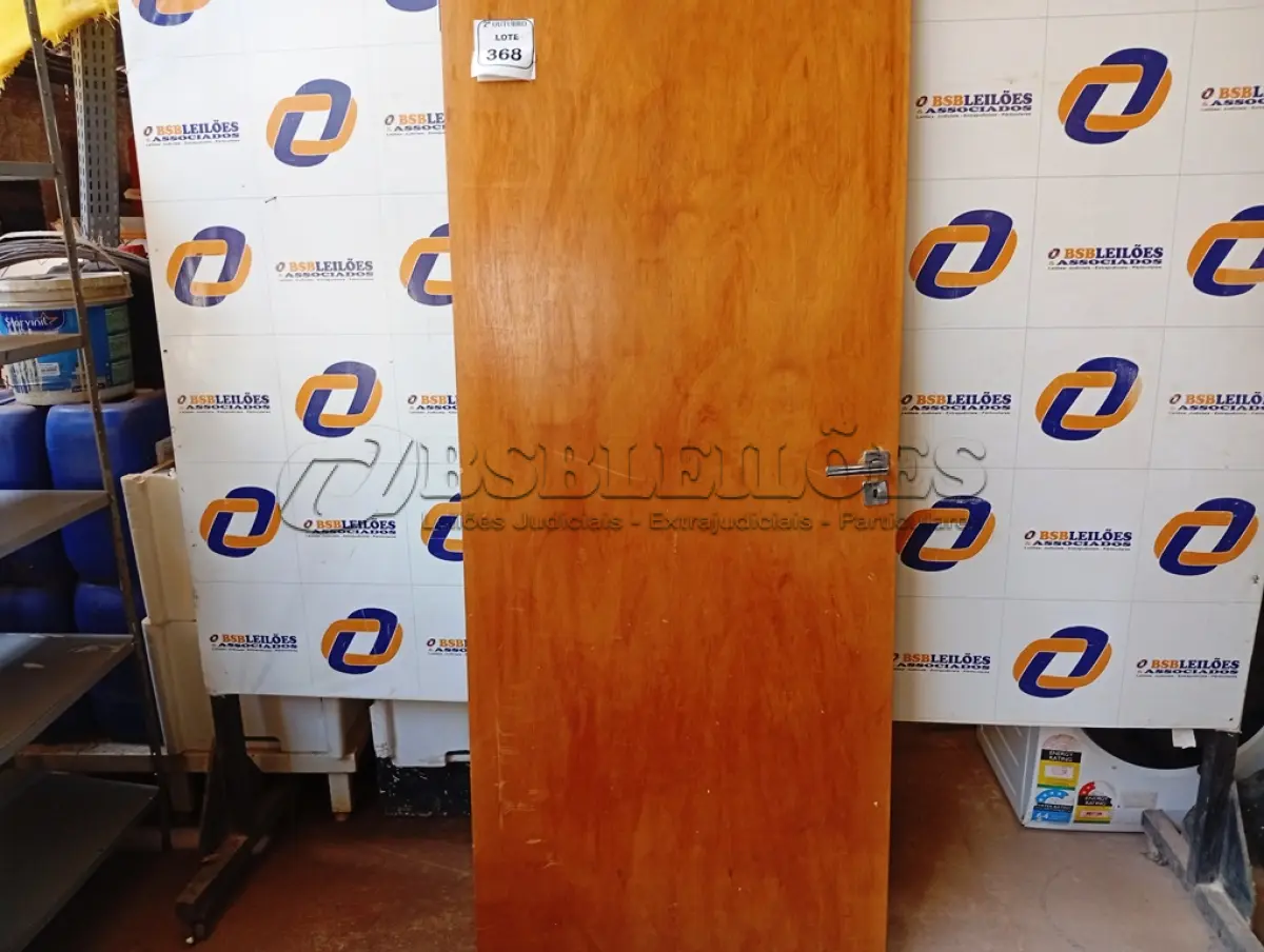 LOTE 368 - 01 PORTA EM MADEIRA 80X2,10. (NO ESTADO) ATENÇÃO! FAZER A VISITAÇÃO ANTES DE ARREMATAR, NÃO SABEMOS SE FUNCIONA. LEILÃO NÃO TEM GARANTIA E NEM DEVOLUÇÃO, SUJEITO A POSSÍVEIS AVARIAS VISÍVEIS/OCULTAS E/OU AUSÊNCIA DE COMPONENTES.