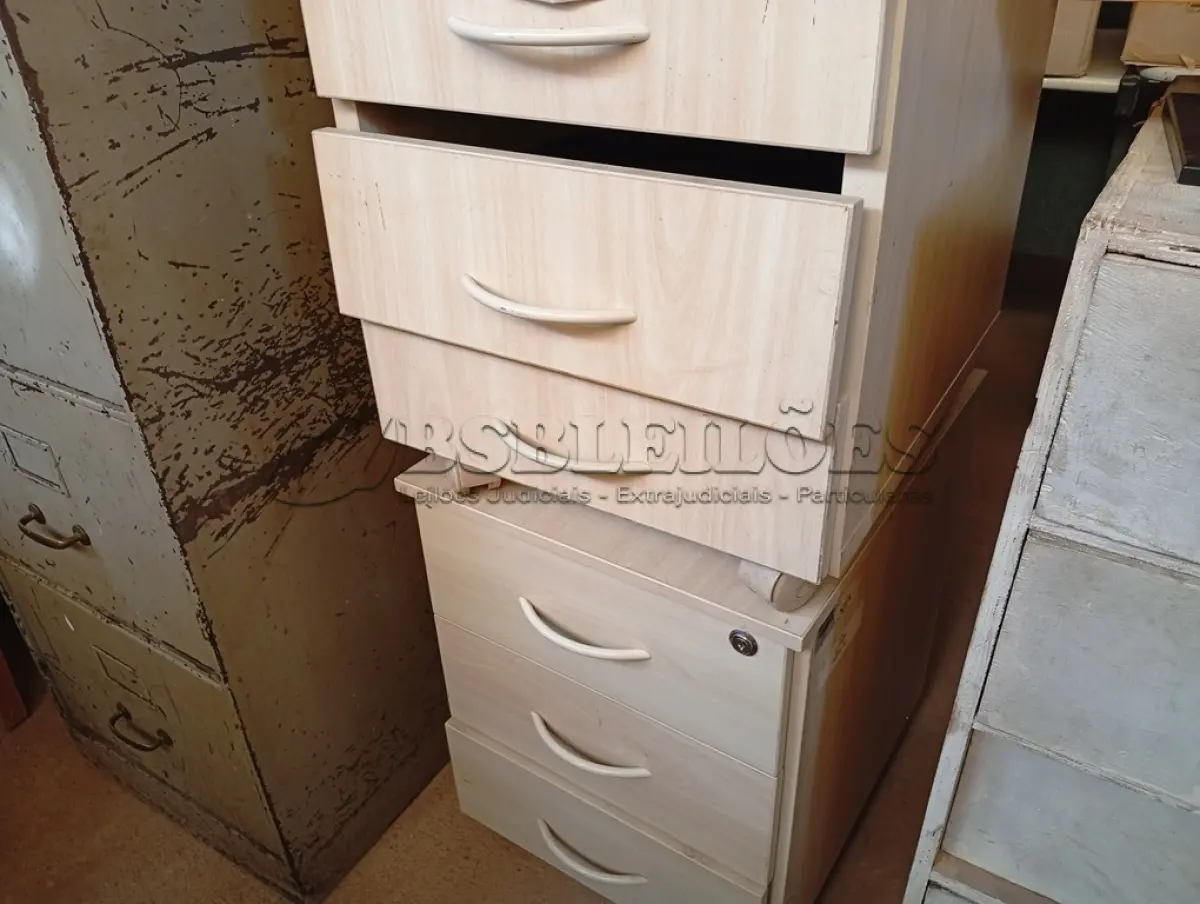 LOTE 290 - 02 GAVETEIROS COM 03 GAVETAS CADA. (NO ESTADO) ATENÇÃO! FAZER A VISITAÇÃO ANTES DE ARREMATAR, NÃO SABEMOS SE FUNCIONA. LEILÃO NÃO TEM GARANTIA E NEM DEVOLUÇÃO, SUJEITO A POSSÍVEIS AVARIAS VISÍVEIS/OCULTAS E/OU AUSÊNCIA DE COMPONENTES.