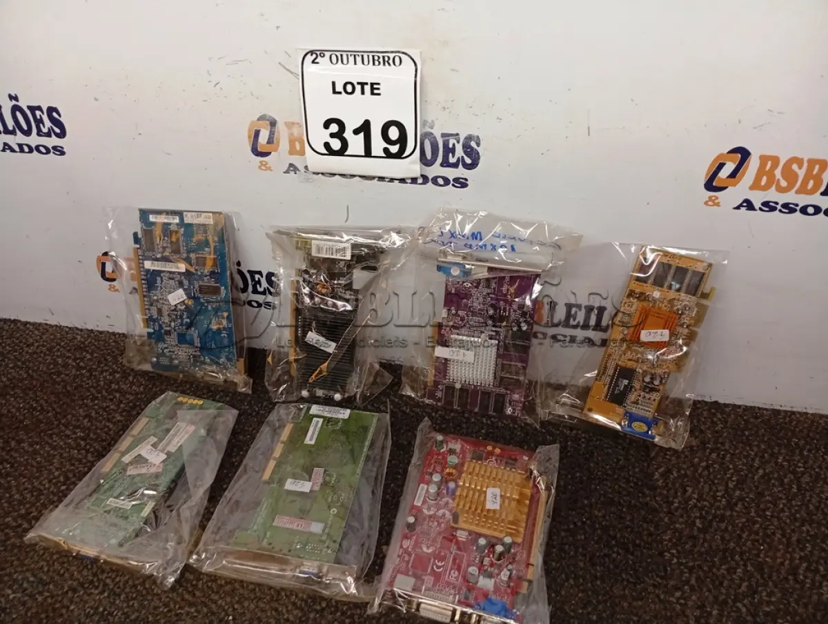 LOTE 319 - 07 PLACAS DE VÍDEO MARCAS E MODELOS DIVERSOS. (NO ESTADO) ATENÇÃO! FAZER A VISITAÇÃO ANTES DE ARREMATAR, NÃO SABEMOS SE FUNCIONA. LEILÃO NÃO TEM GARANTIA E NEM DEVOLUÇÃO, SUJEITO A POSSÍVEIS AVARIAS VISÍVEIS/OCULTAS E/OU AUSÊNCIA DE COMPONENTES.