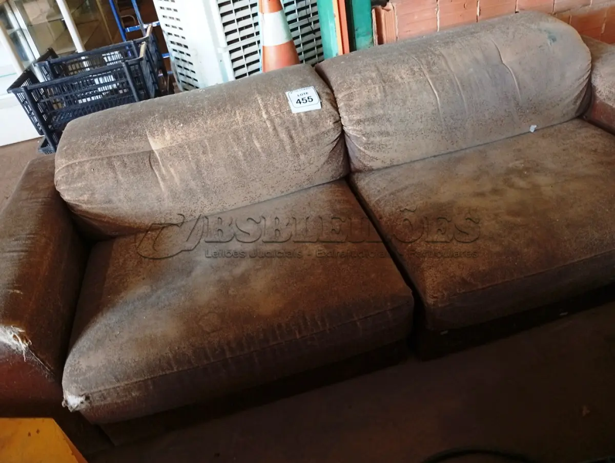 LOTE 455 - 01 SOFÁ RECLINÁVEL DE DOIS LUGARES CORINHO NA COR MARROM. (NO ESTADO) ATENÇÃO! FAZER A VISITAÇÃO ANTES DE ARREMATAR, NÃO SABEMOS SE FUNCIONA. LEILÃO NÃO TEM GARANTIA E NEM DEVOLUÇÃO, SUJEITO A POSSÍVEIS AVARIAS VISÍVEIS/OCULTAS E/OU AUSÊNCIA DE COMPONENTES.
