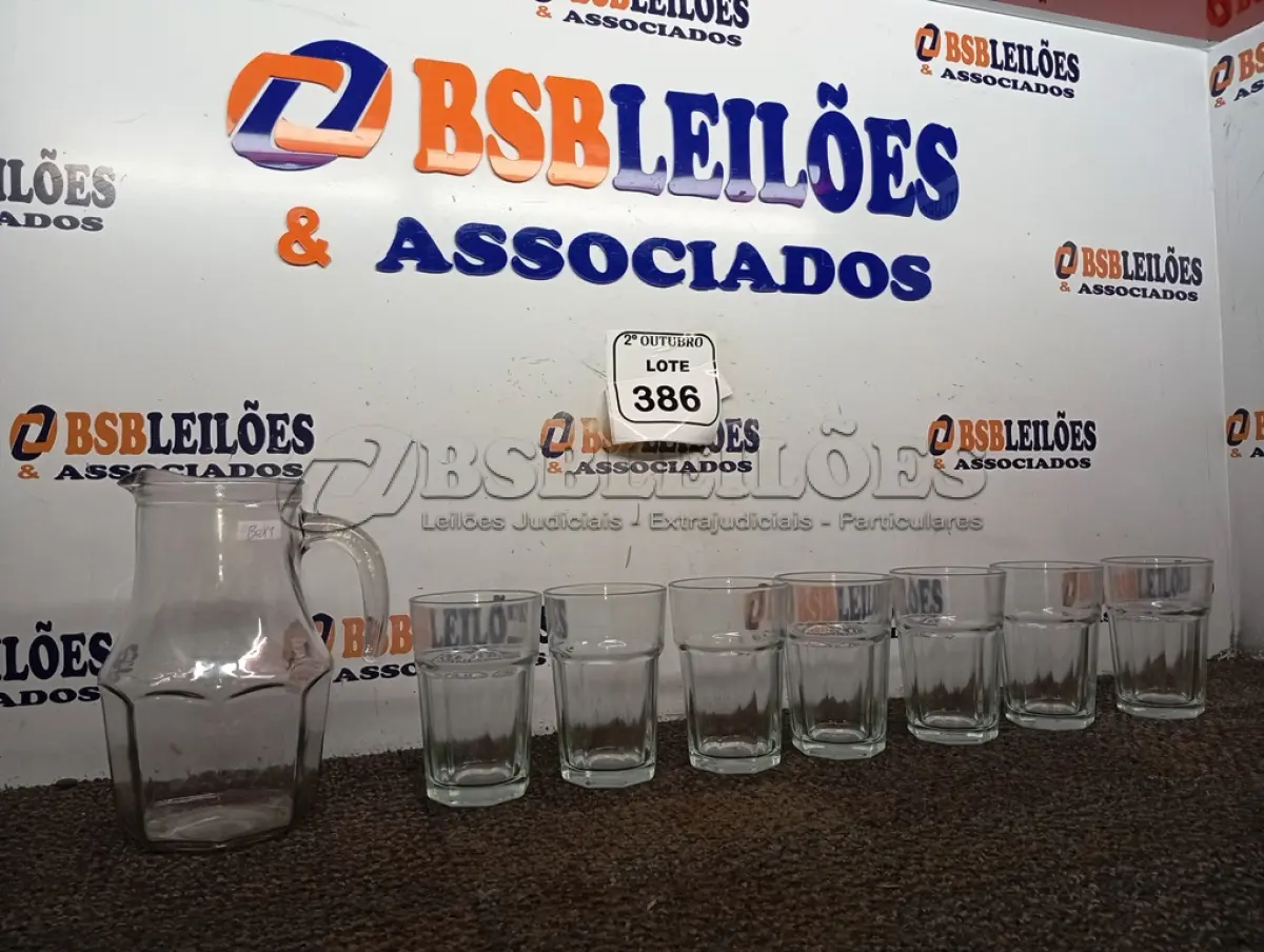LOTE 386 - 01 JARRA DE VIDRO COM 07 COPOS. (NO ESTADO) ATENÇÃO! FAZER A VISITAÇÃO ANTES DE ARREMATAR, NÃO SABEMOS SE FUNCIONA. LEILÃO NÃO TEM GARANTIA E NEM DEVOLUÇÃO, SUJEITO A POSSÍVEIS AVARIAS VISÍVEIS/OCULTAS E/OU AUSÊNCIA DE COMPONENTES.