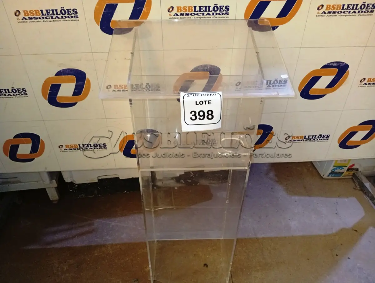 LOTE 398 - 01 PÚLPITO EM ACRÍLICO. (NO ESTADO) ATENÇÃO! FAZER A VISITAÇÃO ANTES DE ARREMATAR, NÃO SABEMOS SE FUNCIONA. LEILÃO NÃO TEM GARANTIA E NEM DEVOLUÇÃO, SUJEITO A POSSÍVEIS AVARIAS VISÍVEIS/OCULTAS E/OU AUSÊNCIA DE COMPONENTES.