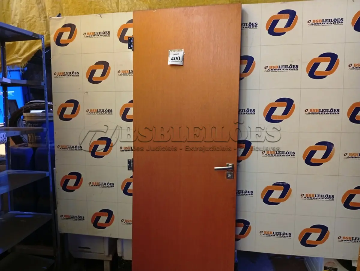 LOTE 400 - 01 PORTA EM MADEIRA 70X2,10.  (NO ESTADO) ATENÇÃO! FAZER A VISITAÇÃO ANTES DE ARREMATAR, NÃO SABEMOS SE FUNCIONA. LEILÃO NÃO TEM GARANTIA E NEM DEVOLUÇÃO, SUJEITO A POSSÍVEIS AVARIAS VISÍVEIS/OCULTAS E/OU AUSÊNCIA DE COMPONENTES.