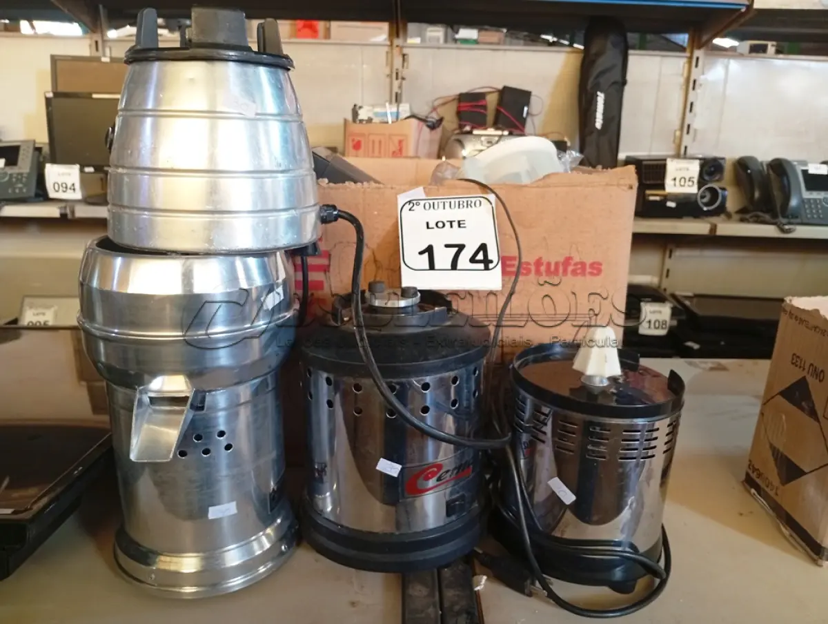 LOTE 174 - 01 ESPREMEDOR DE FRUTAS, 02 BASES DE LIQUIDIFICADORES, DIVERSOS COPOS DE LIQUIDIFICADORES, 01 APARELHO DVR PARA RETIRADA DE PEÇAS E 01 BASE PARA ESPREMEDOR DE FRUTAS. (NO ESTADO) ATENÇÃO! FAZER A VISITAÇÃO ANTES DE ARREMATAR, NÃO SABEMOS SE FUNCIONA. LEILÃO NÃO TEM GARANTIA E NEM DEVOLUÇÃO, SUJEITO A POSSÍVEIS AVARIAS VISÍVEIS/OCULTAS E/OU AUSÊNCIA DE COMPONENTES.