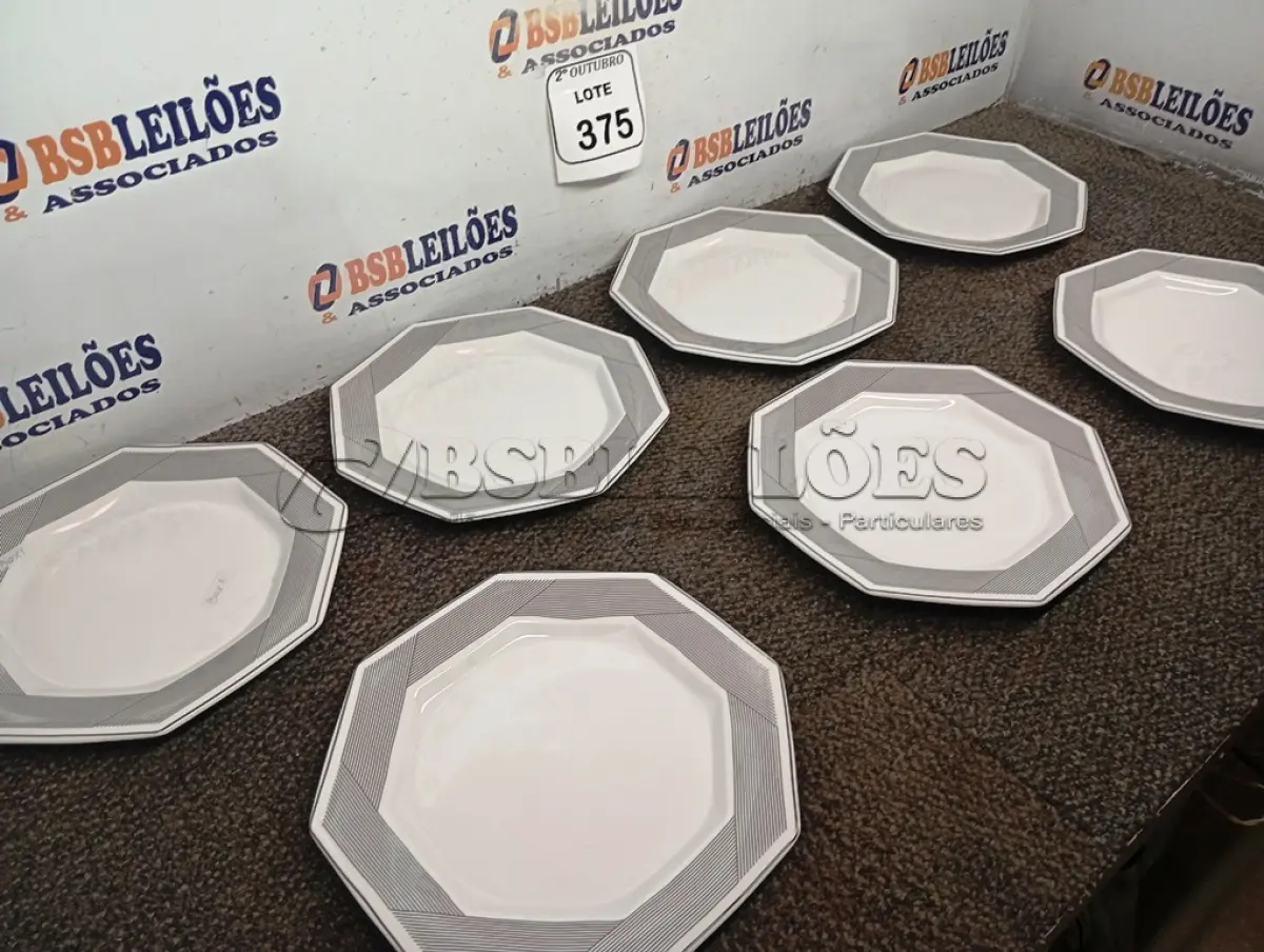 LOTE 375 - 07 PRATOS OCTOGONAIS. (NO ESTADO) ATENÇÃO! FAZER A VISITAÇÃO ANTES DE ARREMATAR, NÃO SABEMOS SE FUNCIONA. LEILÃO NÃO TEM GARANTIA E NEM DEVOLUÇÃO, SUJEITO A POSSÍVEIS AVARIAS VISÍVEIS/OCULTAS E/OU AUSÊNCIA DE COMPONENTES.