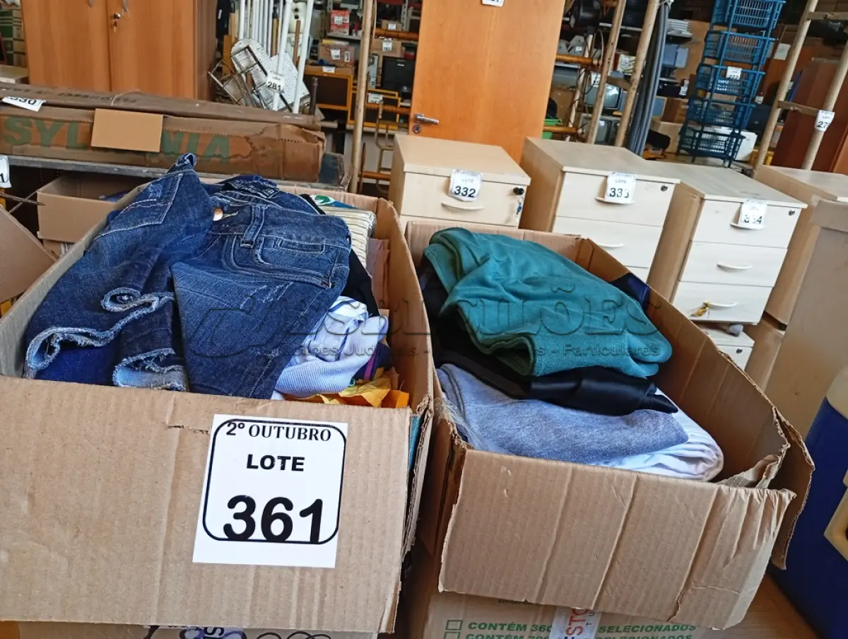 LOTE 361 - 01 LOTE C/ROUPAS DIVERSAS. (NO ESTADO) ATENÇÃO! FAZER A VISITAÇÃO ANTES DE ARREMATAR, NÃO SABEMOS SE FUNCIONA. LEILÃO NÃO TEM GARANTIA E NEM DEVOLUÇÃO, SUJEITO A POSSÍVEIS AVARIAS VISÍVEIS/OCULTAS E/OU AUSÊNCIA DE COMPONENTES.