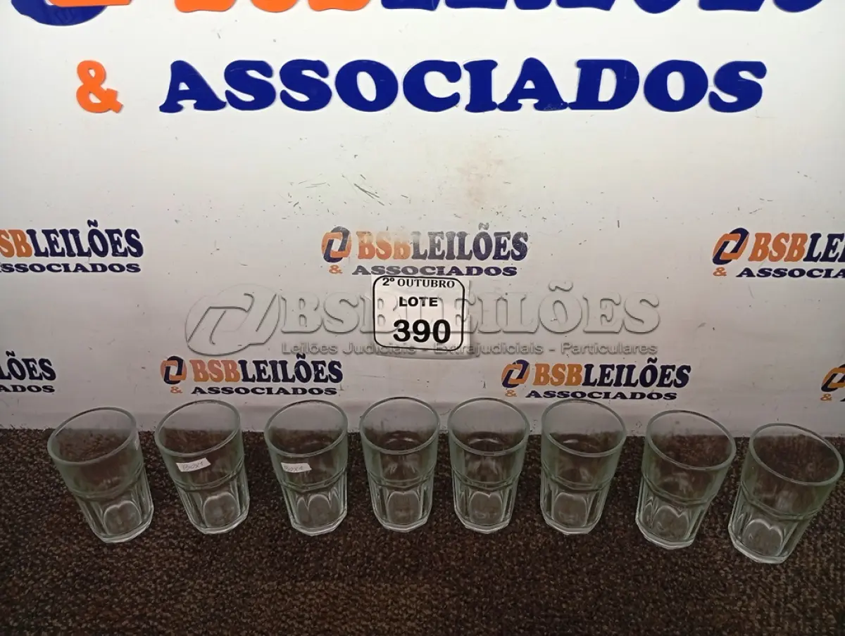 LOTE 390 - 08 COPOS DE VIDRO. (NO ESTADO) ATENÇÃO! FAZER A VISITAÇÃO ANTES DE ARREMATAR, NÃO SABEMOS SE FUNCIONA. LEILÃO NÃO TEM GARANTIA E NEM DEVOLUÇÃO, SUJEITO A POSSÍVEIS AVARIAS VISÍVEIS/OCULTAS E/OU AUSÊNCIA DE COMPONENTES.