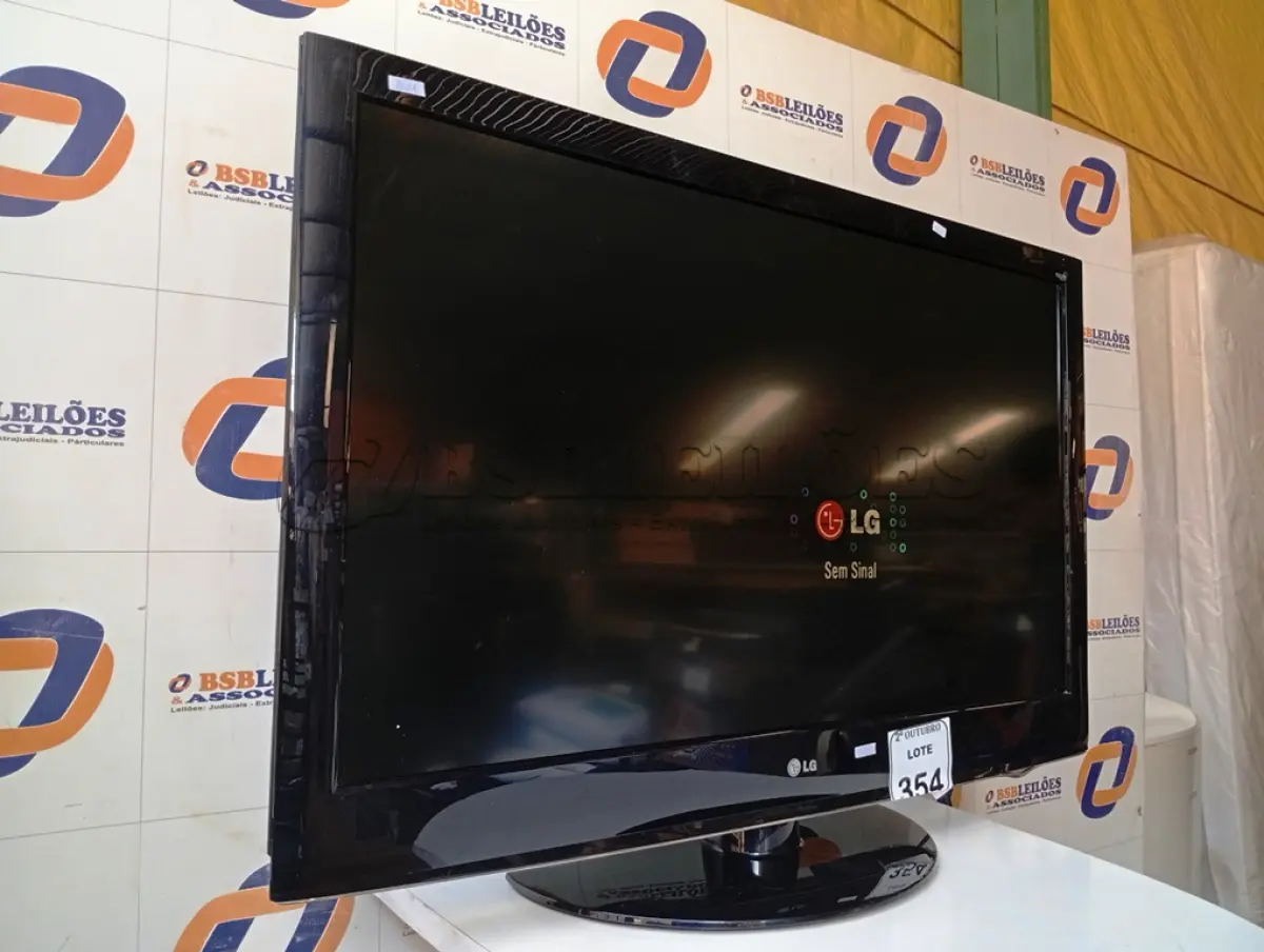 LOTE 354 - 01 TV MARCA LG 42” POLEGADAS COM CONTROLE. (NO ESTADO) ATENÇÃO! FAZER A VISITAÇÃO ANTES DE ARREMATAR, NÃO SABEMOS SE FUNCIONA. LEILÃO NÃO TEM GARANTIA E NEM DEVOLUÇÃO, SUJEITO A POSSÍVEIS AVARIAS VISÍVEIS/OCULTAS E/OU AUSÊNCIA DE COMPONENTES.