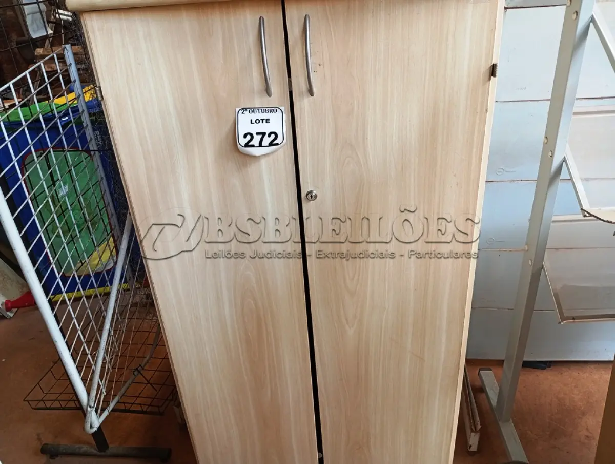 LOTE 272 - 01 ARMÁRIO PARA ESCRITÓRIO DE 02 PORTAS E 03 GAVETEIROS. (NO ESTADO) ATENÇÃO! FAZER A VISITAÇÃO ANTES DE ARREMATAR, NÃO SABEMOS SE FUNCIONA. LEILÃO NÃO TEM GARANTIA E NEM DEVOLUÇÃO, SUJEITO A POSSÍVEIS AVARIAS VISÍVEIS/OCULTAS E/OU AUSÊNCIA DE COMPONENTES.