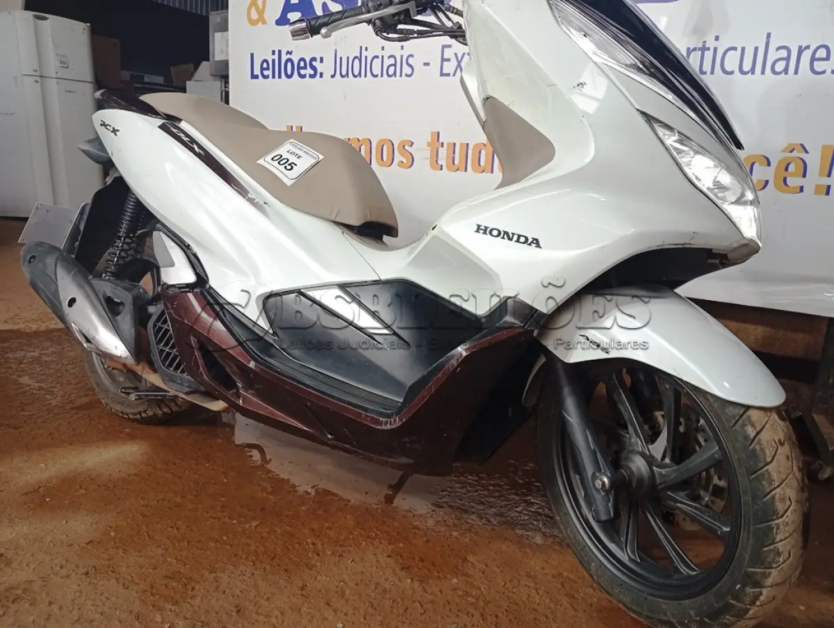 LOTE 005 - 01 MOTO HONDA /PCX 150 DLX ABS; COR BRANCA. ANO 2021. (NO ESTADO) (TODOS DOCUMENTOS 2024 PAGOS)