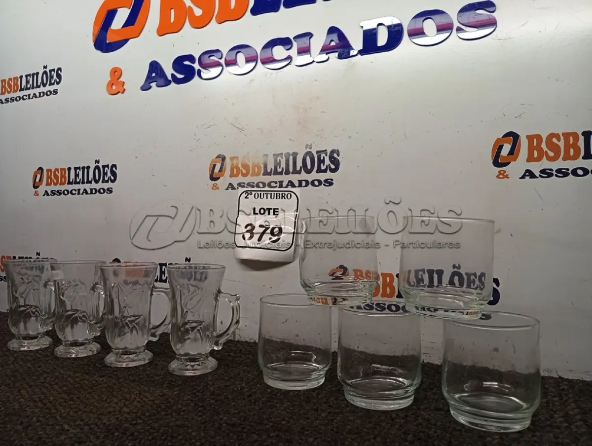LOTE 379 - 09 COPOS DE VIDRO DIVERSOS. (NO ESTADO) ATENÇÃO! FAZER A VISITAÇÃO ANTES DE ARREMATAR, NÃO SABEMOS SE FUNCIONA. LEILÃO NÃO TEM GARANTIA E NEM DEVOLUÇÃO, SUJEITO A POSSÍVEIS AVARIAS VISÍVEIS/OCULTAS E/OU AUSÊNCIA DE COMPONENTES.