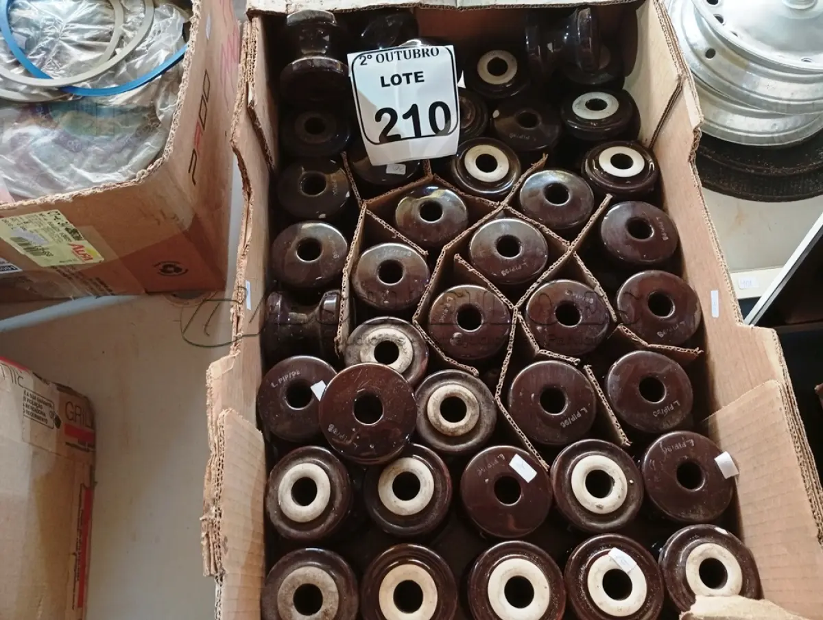LOTE 210 - 01 LOTE COM DIVERSOS ISOLADORES ROLDANAS E MATERIAIS DIVERSOS. (NO ESTADO) ATENÇÃO! FAZER A VISITAÇÃO ANTES DE ARREMATAR, NÃO SABEMOS SE FUNCIONA. LEILÃO NÃO TEM GARANTIA E NEM DEVOLUÇÃO, SUJEITO A POSSÍVEIS AVARIAS VISÍVEIS/OCULTAS E/OU AUSÊNCIA DE COMPONENTES.