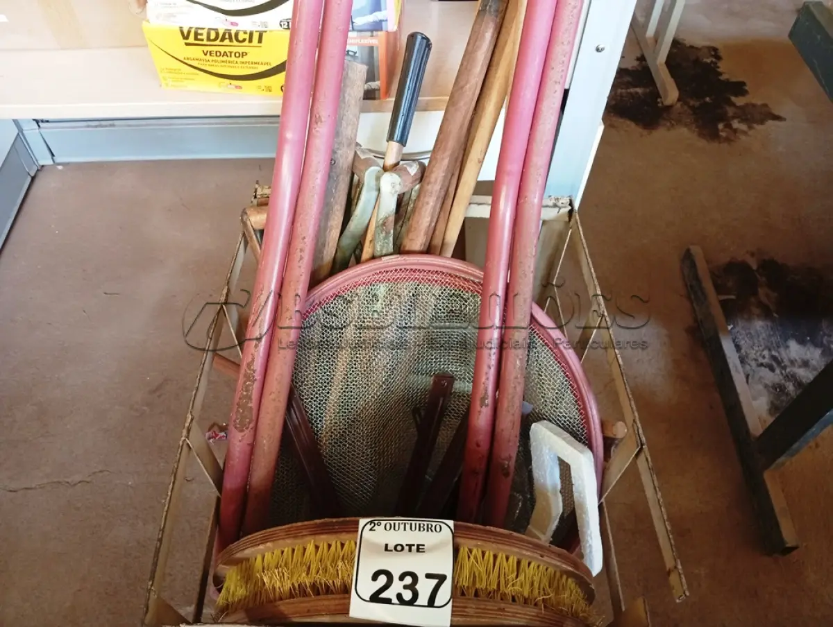 LOTE 237 - 1 CARRINHO COM RODINHAS, 02 BASES DE FERRO PARA CARRINHO DE MÃO E MATERIAIS DIVERSOS. (NO ESTADO) ATENÇÃO! FAZER A VISITAÇÃO ANTES DE ARREMATAR, NÃO SABEMOS SE FUNCIONA. LEILÃO NÃO TEM GARANTIA E NEM DEVOLUÇÃO, SUJEITO A POSSÍVEIS AVARIAS VISÍVEIS/OCULTAS E/OU AUSÊNCIA DE COMPONENTES.