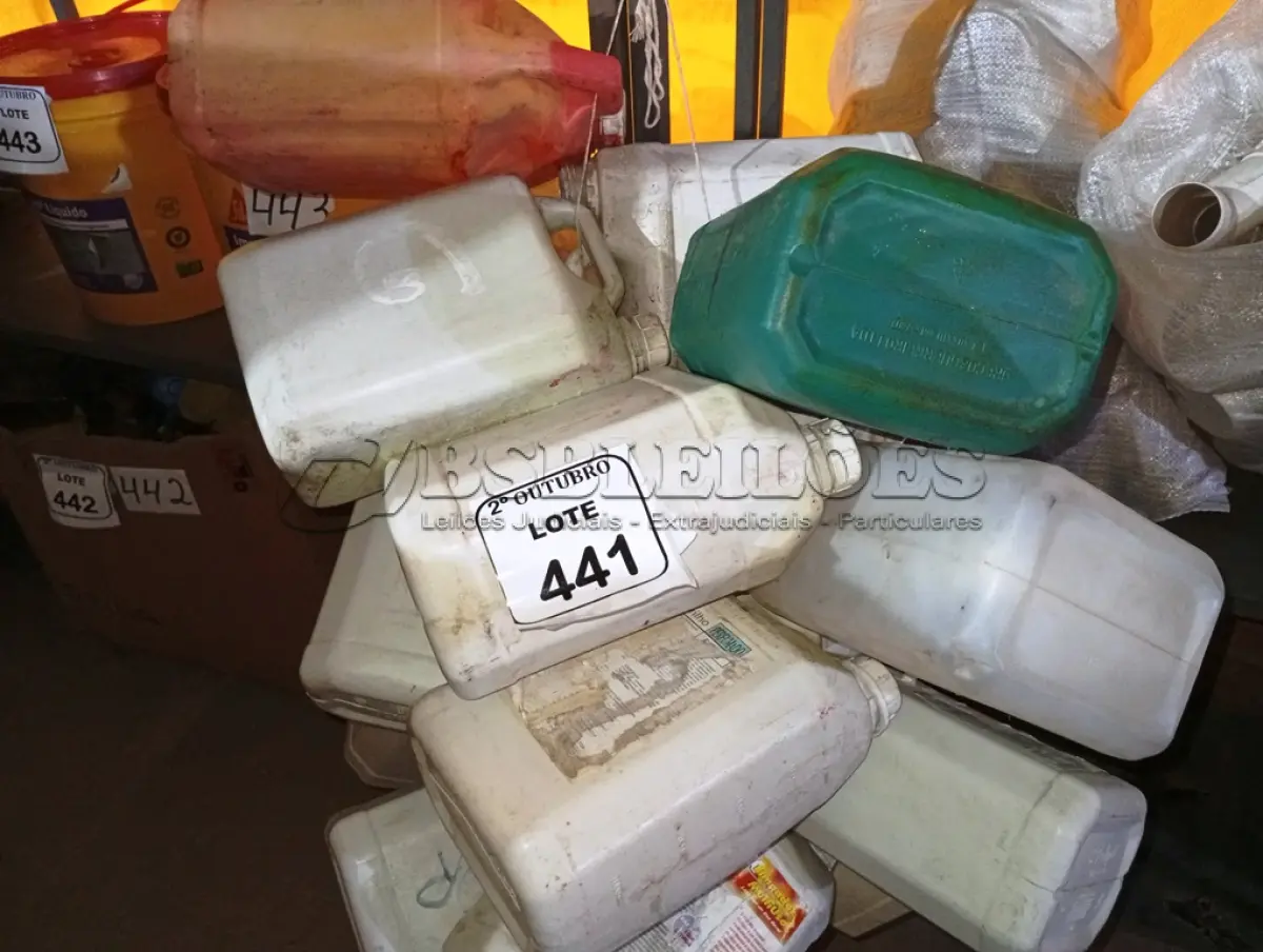 LOTE 441 - 01 LOTE COM APROXIMADAMENTE 20 GALÕES DE PLÁSTICO. (NO ESTADO) ATENÇÃO! FAZER A VISITAÇÃO ANTES DE ARREMATAR, NÃO SABEMOS SE FUNCIONA. LEILÃO NÃO TEM GARANTIA E NEM DEVOLUÇÃO, SUJEITO A POSSÍVEIS AVARIAS VISÍVEIS/OCULTAS E/OU AUSÊNCIA DE COMPONENTES.