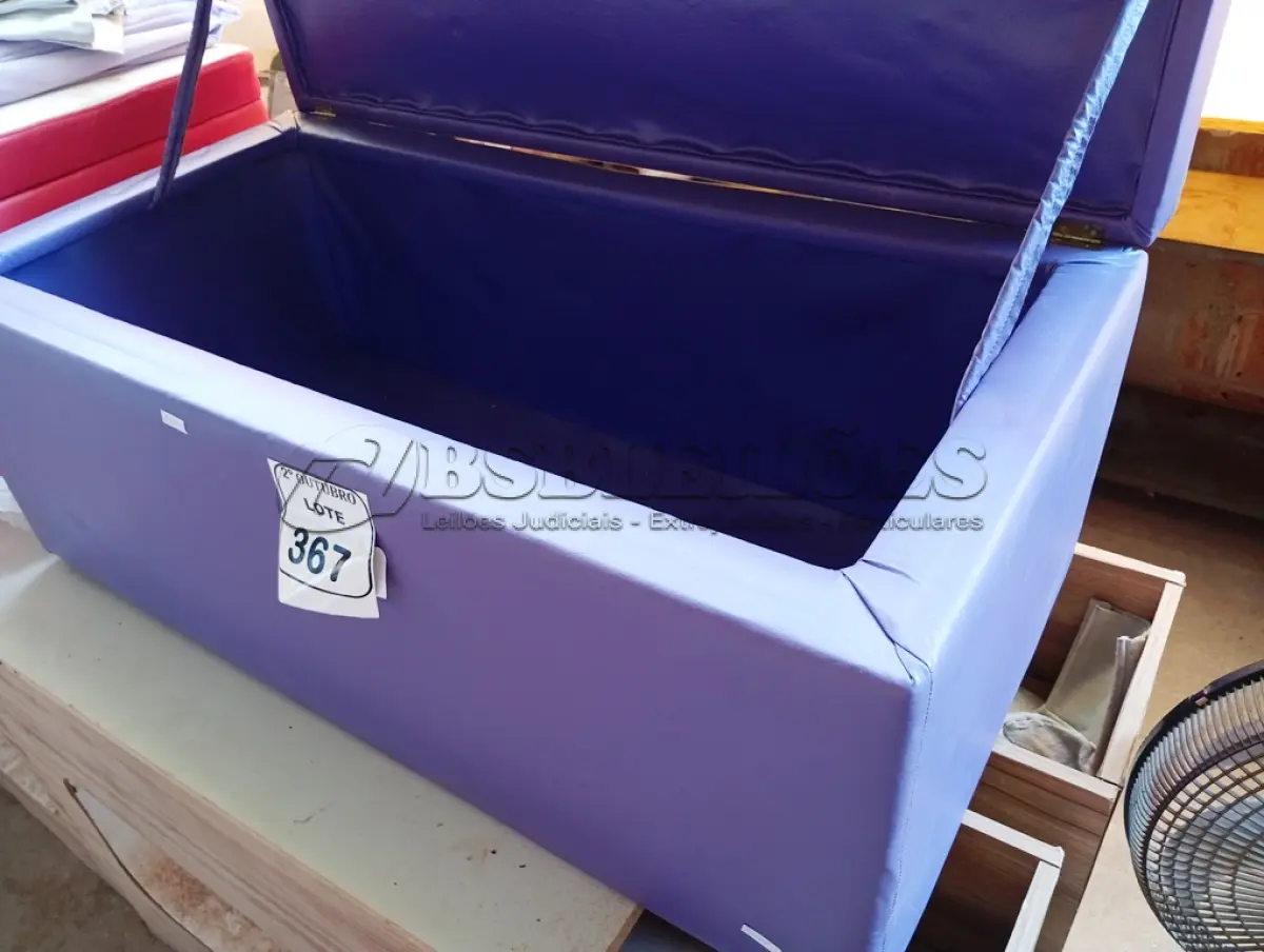 LOTE 367 - 01 BAÚ ALMOFADADO NA COR ROXO. (NO ESTADO) ATENÇÃO! FAZER A VISITAÇÃO ANTES DE ARREMATAR, NÃO SABEMOS SE FUNCIONA. LEILÃO NÃO TEM GARANTIA E NEM DEVOLUÇÃO, SUJEITO A POSSÍVEIS AVARIAS VISÍVEIS/OCULTAS E/OU AUSÊNCIA DE COMPONENTES.