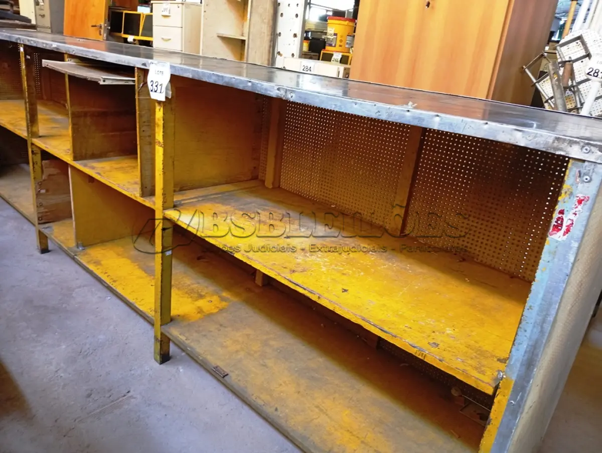LOTE 331 - 01 BALCÃO EXPOSITOR EM MADEIRA. (NO ESTADO) ATENÇÃO! FAZER A VISITAÇÃO ANTES DE ARREMATAR, NÃO SABEMOS SE FUNCIONA. LEILÃO NÃO TEM GARANTIA E NEM DEVOLUÇÃO, SUJEITO A POSSÍVEIS AVARIAS VISÍVEIS/OCULTAS E/OU AUSÊNCIA DE COMPONENTES.