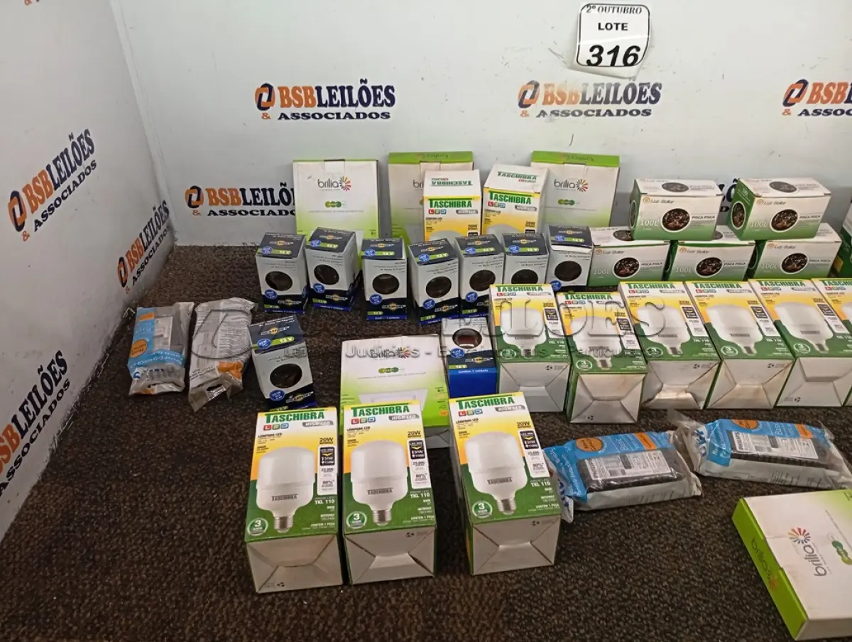 LOTE 316 - 01 LOTE COM DIVERSAS LÂMPADAS, PISCA-PISCAS E MATERIAIS DIVERSOS. (NO ESTADO) ATENÇÃO! FAZER A VISITAÇÃO ANTES DE ARREMATAR, NÃO SABEMOS SE FUNCIONA. LEILÃO NÃO TEM GARANTIA E NEM DEVOLUÇÃO, SUJEITO A POSSÍVEIS AVARIAS VISÍVEIS/OCULTAS E/OU AUSÊNCIA DE COMPONENTES.