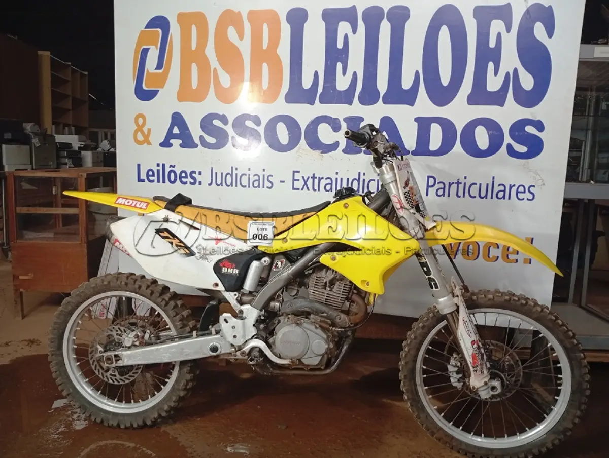 LOTE 006 - 01 MOTO DE MOTOCROSS SUZUKI RMZ; MOTOR 230CC; COR BRANCA C/AMARELA; ANO 2005. (NO ESTADO)