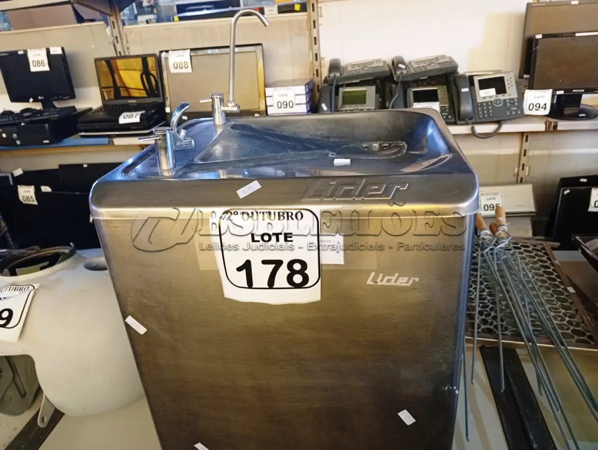 LOTE 178 - 01 BEBEDOURO DE PAREDE EM INOX MARCA LÍDER. (NO ESTADO) ATENÇÃO! FAZER A VISITAÇÃO ANTES DE ARREMATAR, NÃO SABEMOS SE FUNCIONA. LEILÃO NÃO TEM GARANTIA E NEM DEVOLUÇÃO, SUJEITO A POSSÍVEIS AVARIAS VISÍVEIS/OCULTAS E/OU AUSÊNCIA DE COMPONENTES.