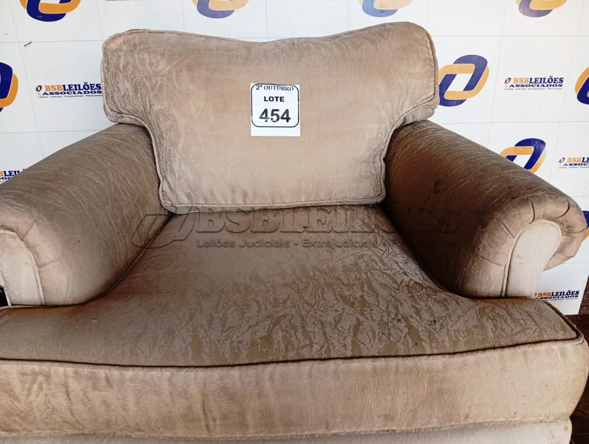 LOTE 454 - 01 POLTRONA EM TECIDO NA COR BEGE. (NO ESTADO) ATENÇÃO! FAZER A VISITAÇÃO ANTES DE ARREMATAR, NÃO SABEMOS SE FUNCIONA. LEILÃO NÃO TEM GARANTIA E NEM DEVOLUÇÃO, SUJEITO A POSSÍVEIS AVARIAS VISÍVEIS/OCULTAS E/OU AUSÊNCIA DE COMPONENTES.