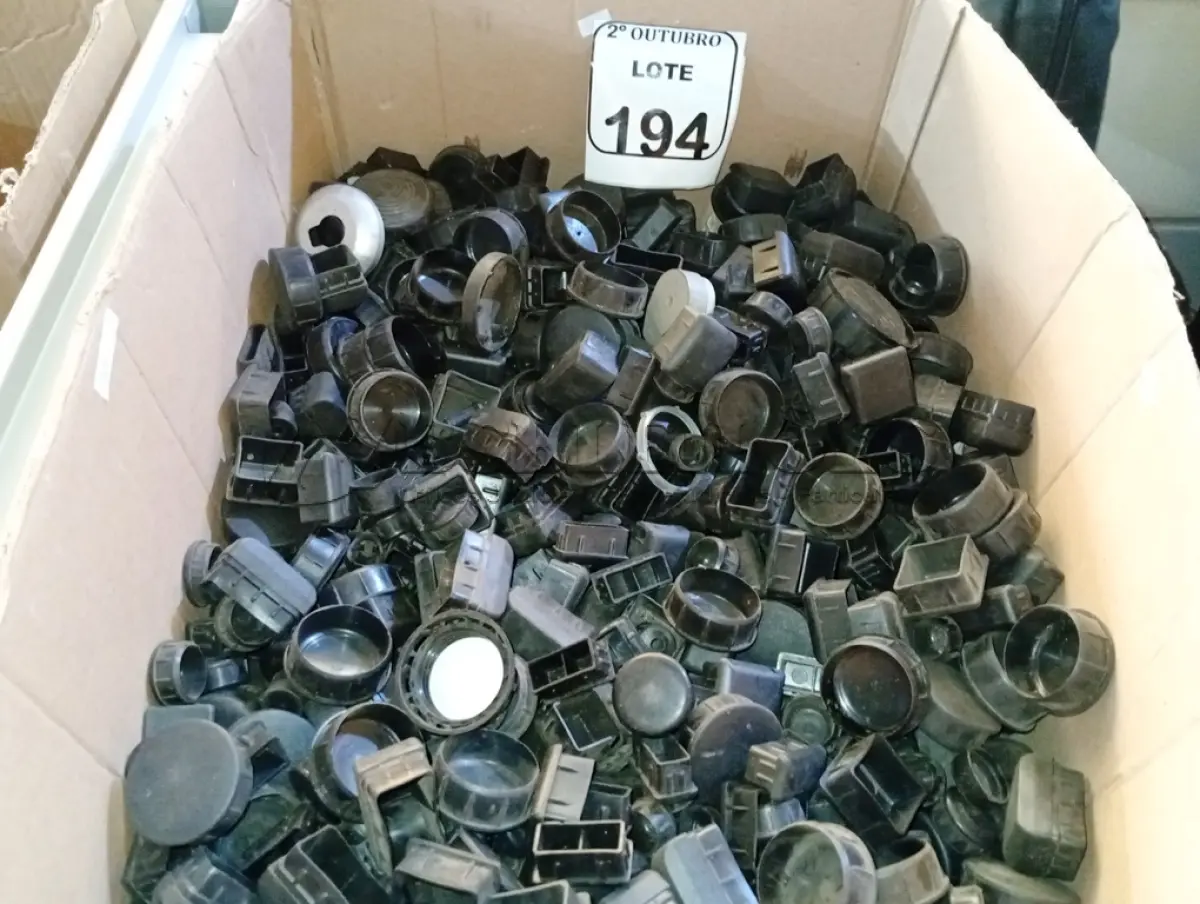 LOTE 194 - 01 LOTE COM GRANDE QUANTIDADE DE ACABAMENTOS DIVERSOS P MOVEIS. (NO ESTADO) ATENÇÃO! FAZER A VISITAÇÃO ANTES DE ARREMATAR, NÃO SABEMOS SE FUNCIONA. LEILÃO NÃO TEM GARANTIA E NEM DEVOLUÇÃO, SUJEITO A POSSÍVEIS AVARIAS VISÍVEIS/OCULTAS E/OU AUSÊNCIA DE COMPONENTES.