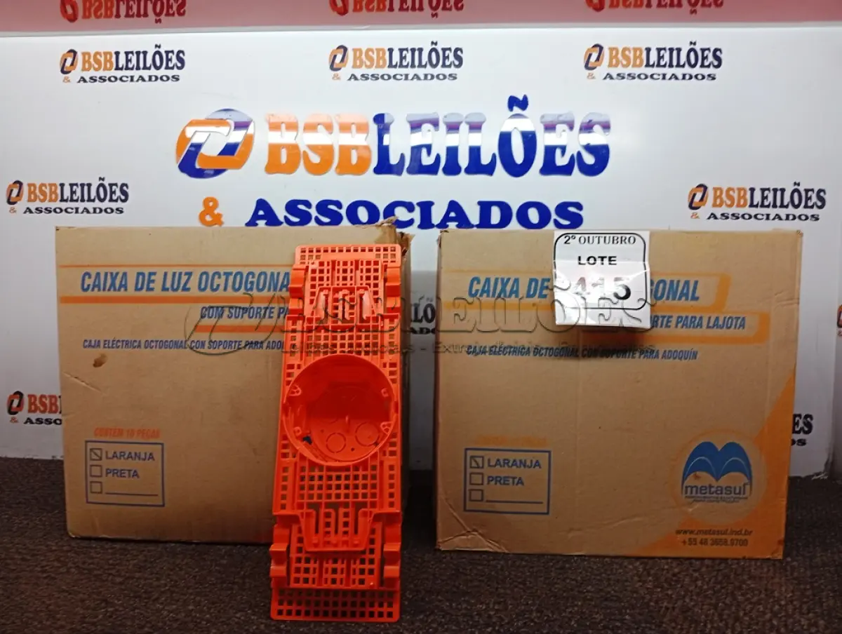 LOTE 415 - 02 CAIXAS DE LUZ OCTOGONAL. (NO ESTADO) ATENÇÃO! FAZER A VISITAÇÃO ANTES DE ARREMATAR, NÃO SABEMOS SE FUNCIONA. LEILÃO NÃO TEM GARANTIA E NEM DEVOLUÇÃO, SUJEITO A POSSÍVEIS AVARIAS VISÍVEIS/OCULTAS E/OU AUSÊNCIA DE COMPONENTES.