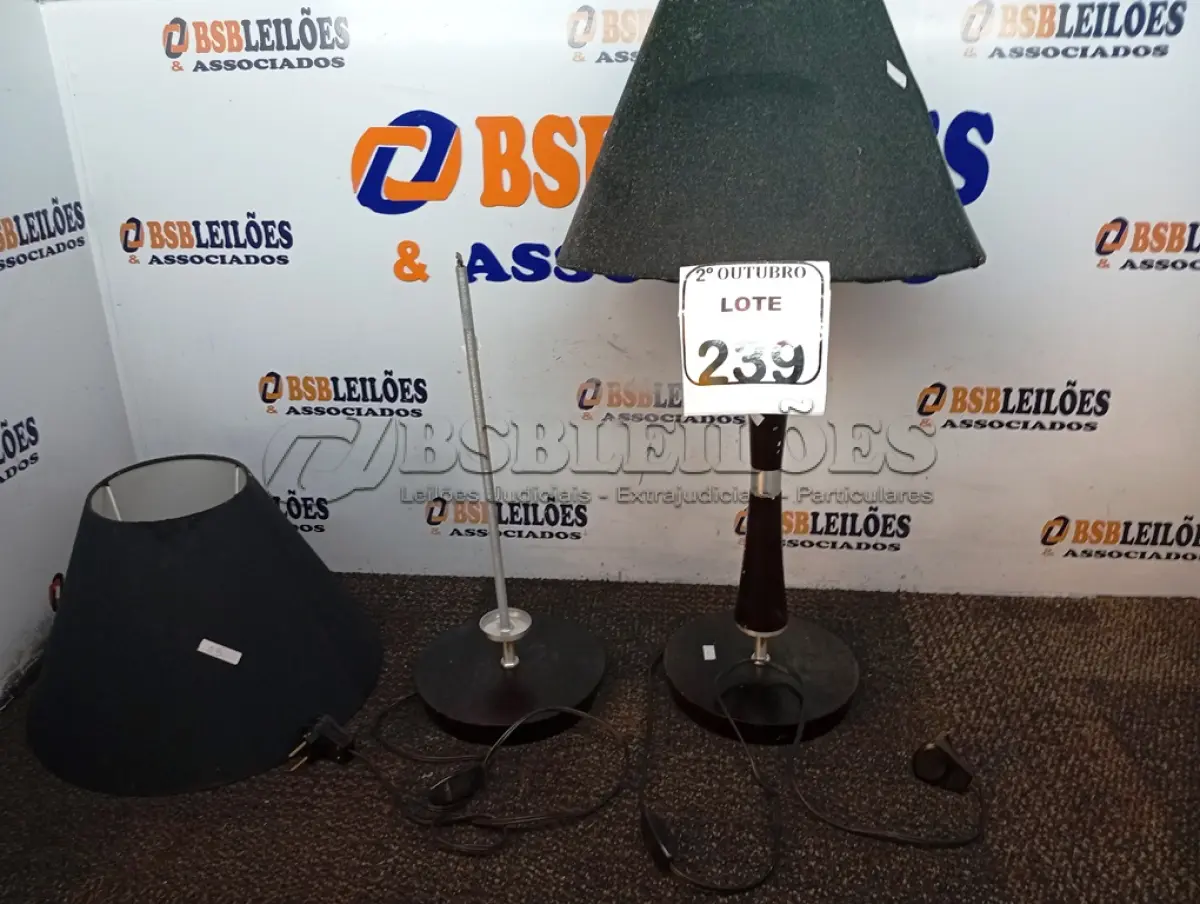 LOTE 239 - 02 ABAJURES C/AVARIAS. (NO ESTADO) ATENÇÃO! FAZER A VISITAÇÃO ANTES DE ARREMATAR, NÃO SABEMOS SE FUNCIONA. LEILÃO NÃO TEM GARANTIA E NEM DEVOLUÇÃO, SUJEITO A POSSÍVEIS AVARIAS VISÍVEIS/OCULTAS E/OU AUSÊNCIA DE COMPONENTES.