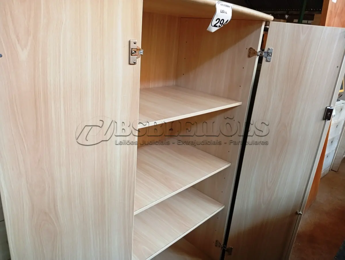 LOTE 294 - 01 ARMÁRIO PARA ESCRITÓRIO DE 02 PORTAS. (NO ESTADO) ATENÇÃO! FAZER A VISITAÇÃO ANTES DE ARREMATAR, NÃO SABEMOS SE FUNCIONA. LEILÃO NÃO TEM GARANTIA E NEM DEVOLUÇÃO, SUJEITO A POSSÍVEIS AVARIAS VISÍVEIS/OCULTAS E/OU AUSÊNCIA DE COMPONENTES.