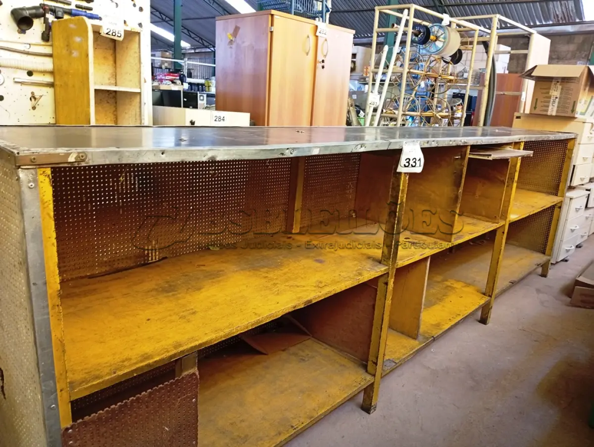 LOTE 331 - 01 BALCÃO EXPOSITOR EM MADEIRA. (NO ESTADO) ATENÇÃO! FAZER A VISITAÇÃO ANTES DE ARREMATAR, NÃO SABEMOS SE FUNCIONA. LEILÃO NÃO TEM GARANTIA E NEM DEVOLUÇÃO, SUJEITO A POSSÍVEIS AVARIAS VISÍVEIS/OCULTAS E/OU AUSÊNCIA DE COMPONENTES.