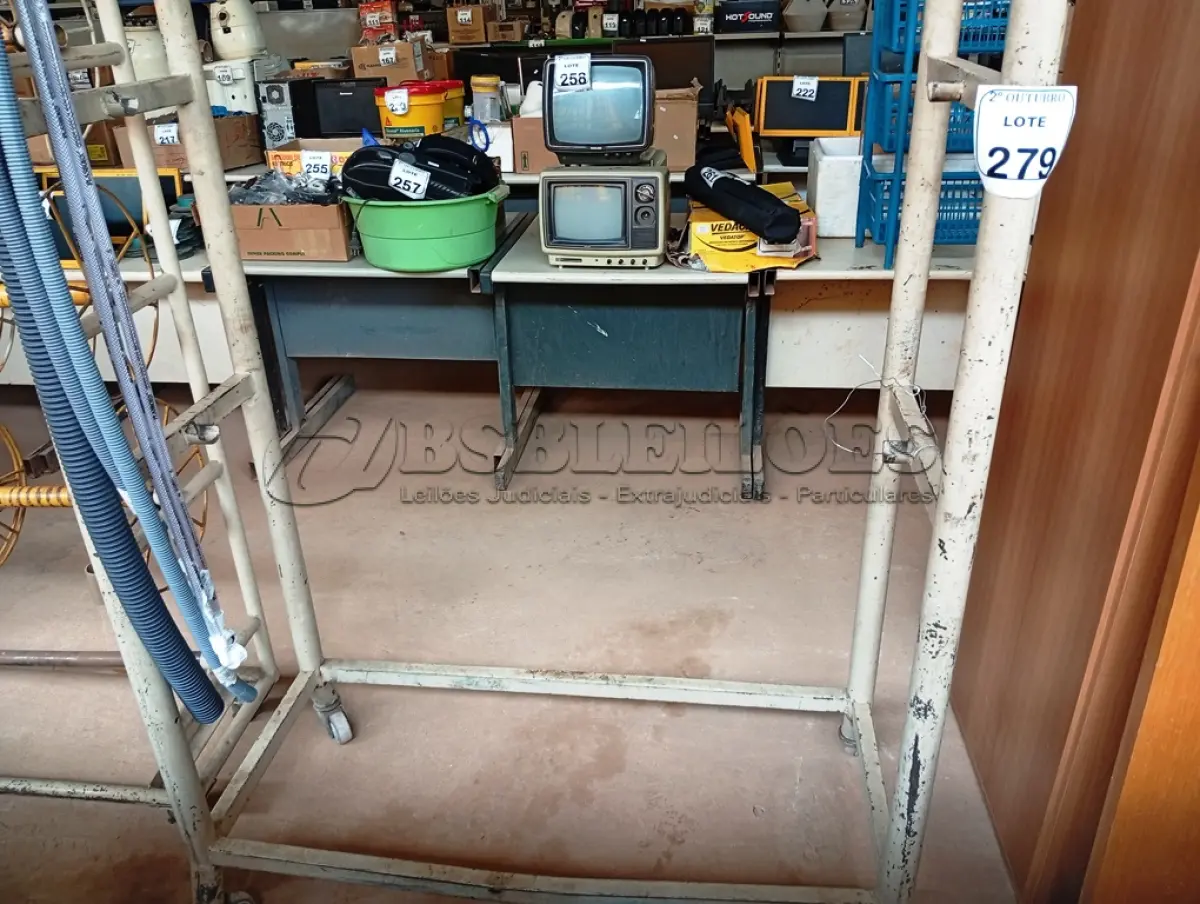 LOTE 279 - 01 EXPOSITOR DE FERRO. (NO ESTADO) ATENÇÃO! FAZER A VISITAÇÃO ANTES DE ARREMATAR, NÃO SABEMOS SE FUNCIONA. LEILÃO NÃO TEM GARANTIA E NEM DEVOLUÇÃO, SUJEITO A POSSÍVEIS AVARIAS VISÍVEIS/OCULTAS E/OU AUSÊNCIA DE COMPONENTES.