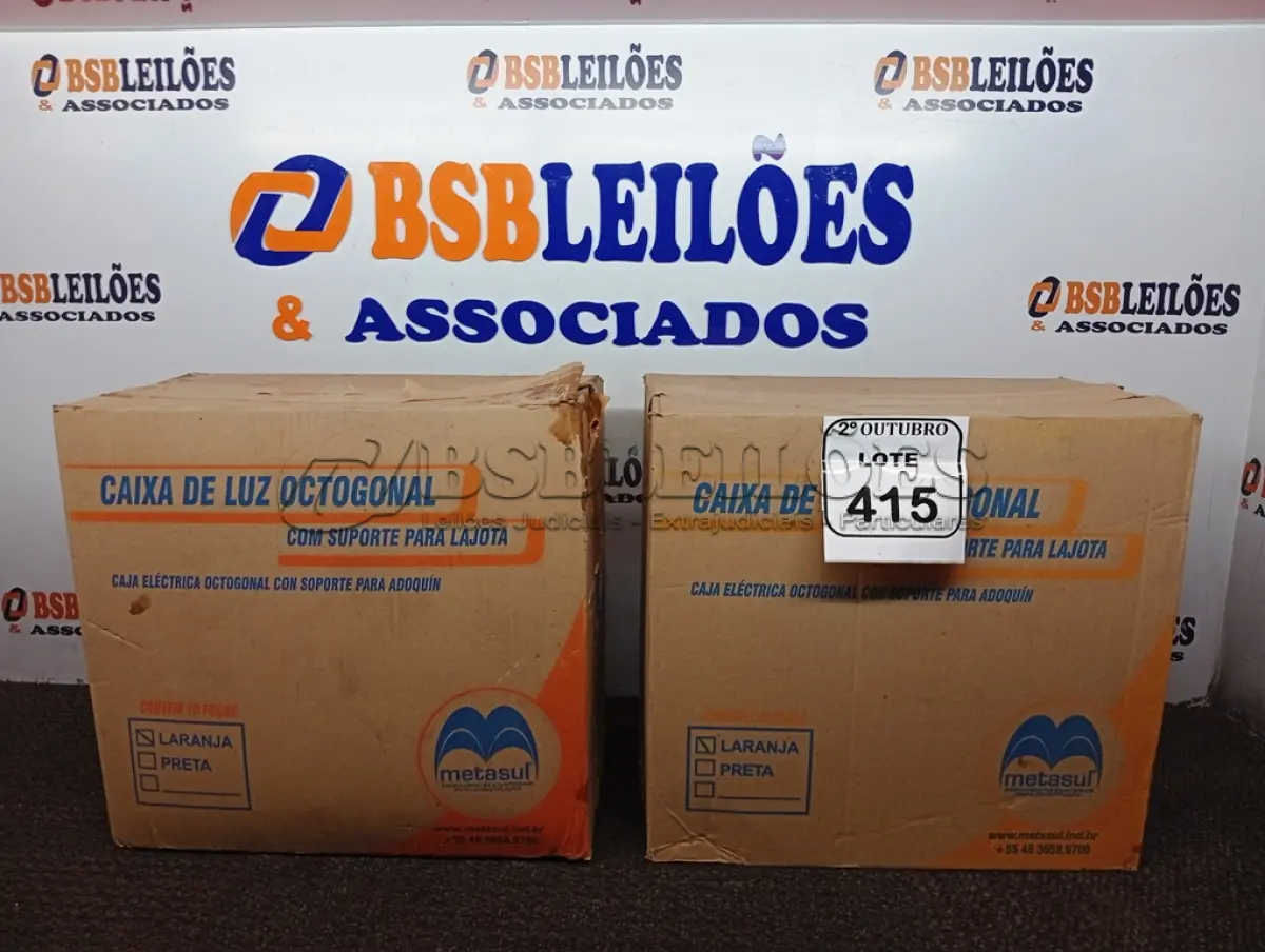 LOTE 415 - 02 CAIXAS DE LUZ OCTOGONAL. (NO ESTADO) ATENÇÃO! FAZER A VISITAÇÃO ANTES DE ARREMATAR, NÃO SABEMOS SE FUNCIONA. LEILÃO NÃO TEM GARANTIA E NEM DEVOLUÇÃO, SUJEITO A POSSÍVEIS AVARIAS VISÍVEIS/OCULTAS E/OU AUSÊNCIA DE COMPONENTES.