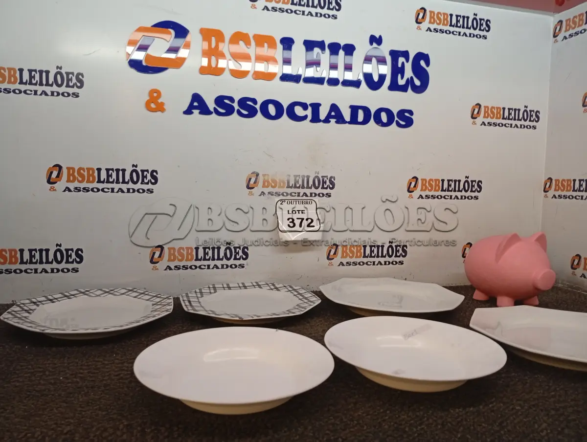 LOTE 372 - 06 PRATOS MODELOS DIVERSOS E 01 COFRE PORCO DE GESSO. (NO ESTADO) ATENÇÃO! FAZER A VISITAÇÃO ANTES DE ARREMATAR, NÃO SABEMOS SE FUNCIONA. LEILÃO NÃO TEM GARANTIA E NEM DEVOLUÇÃO, SUJEITO A POSSÍVEIS AVARIAS VISÍVEIS/OCULTAS E/OU AUSÊNCIA DE COMPONENTES.