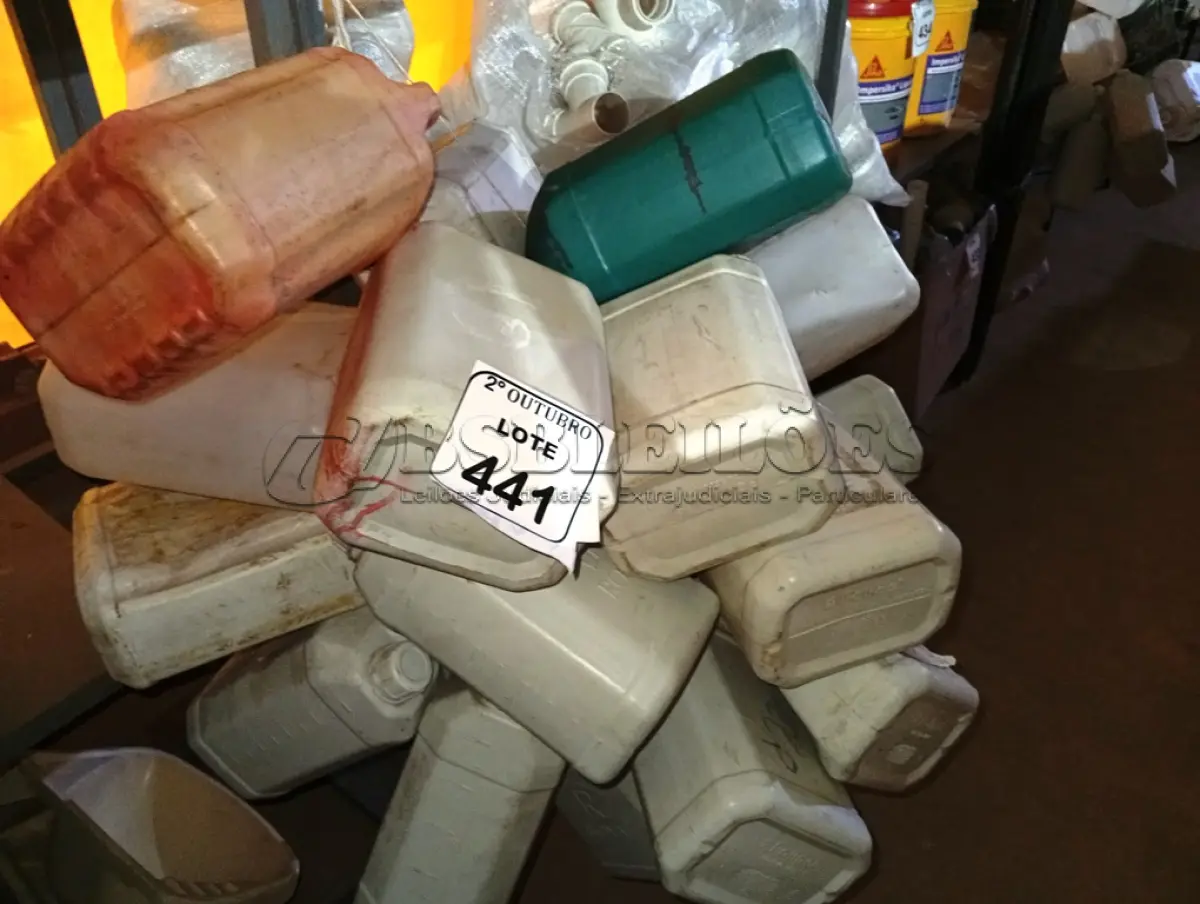 LOTE 441 - 01 LOTE COM APROXIMADAMENTE 20 GALÕES DE PLÁSTICO. (NO ESTADO) ATENÇÃO! FAZER A VISITAÇÃO ANTES DE ARREMATAR, NÃO SABEMOS SE FUNCIONA. LEILÃO NÃO TEM GARANTIA E NEM DEVOLUÇÃO, SUJEITO A POSSÍVEIS AVARIAS VISÍVEIS/OCULTAS E/OU AUSÊNCIA DE COMPONENTES.