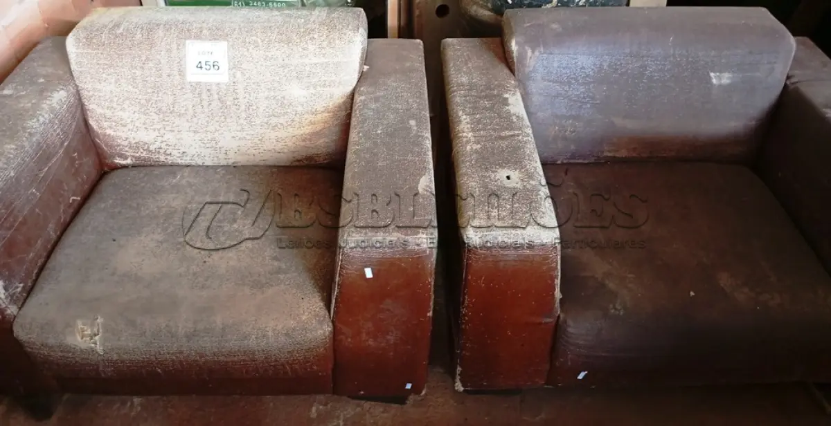 LOTE 456 - 02 POLTRONAS EM CORINHO NA COR MARROM. (NO ESTADO) ATENÇÃO! FAZER A VISITAÇÃO ANTES DE ARREMATAR, NÃO SABEMOS SE FUNCIONA. LEILÃO NÃO TEM GARANTIA E NEM DEVOLUÇÃO, SUJEITO A POSSÍVEIS AVARIAS VISÍVEIS/OCULTAS E/OU AUSÊNCIA DE COMPONENTES.