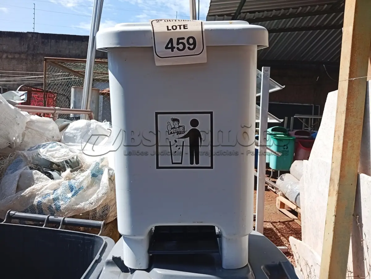 LOTE 459 - 02 LIXEIRAS COR PRETO SENDO 01 COM TAMPA E 01 C/TAMPA COR BRANCO. (NO ESTADO) ATENÇÃO! FAZER A VISITAÇÃO ANTES DE ARREMATAR, NÃO SABEMOS SE FUNCIONA. LEILÃO NÃO TEM GARANTIA E NEM DEVOLUÇÃO, SUJEITO A POSSÍVEIS AVARIAS VISÍVEIS/OCULTAS E/OU AUSÊNCIA DE COMPONENTES.