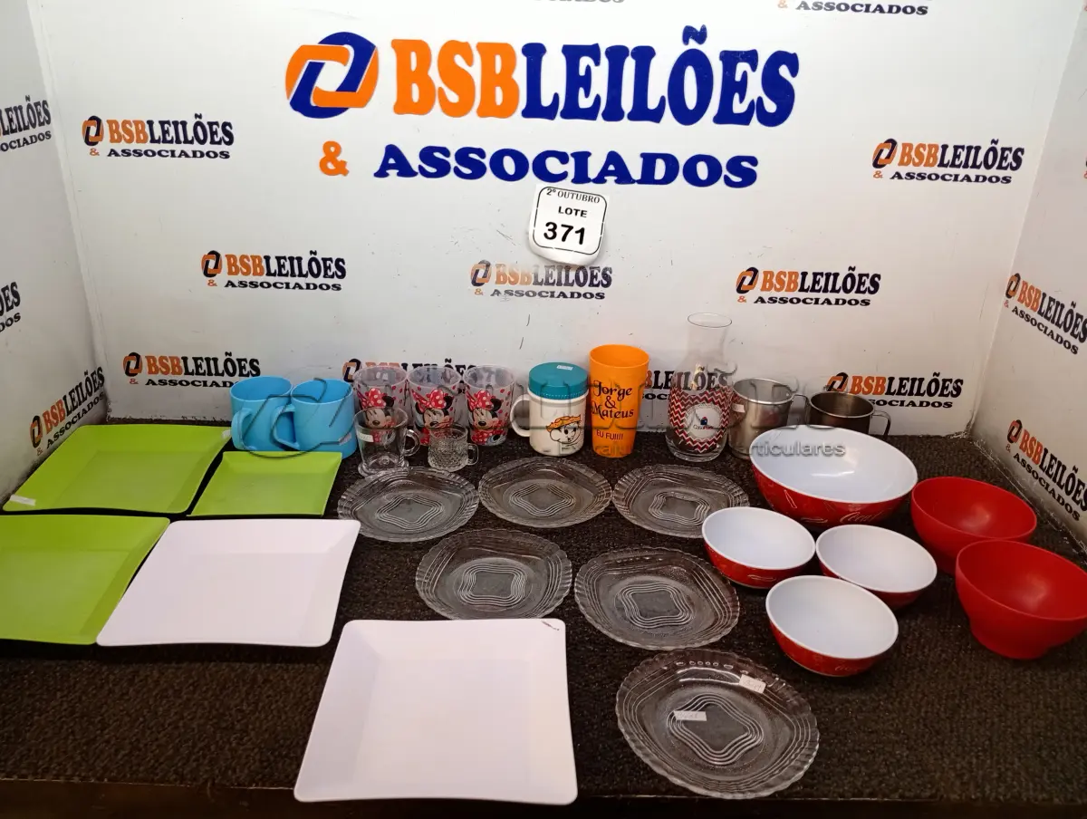 LOTE 371 - 01 LOTE C/DIVERSOS UTENSÍLIOS DE COZINHA. (NO ESTADO) ATENÇÃO! FAZER A VISITAÇÃO ANTES DE ARREMATAR, NÃO SABEMOS SE FUNCIONA. LEILÃO NÃO TEM GARANTIA E NEM DEVOLUÇÃO, SUJEITO A POSSÍVEIS AVARIAS VISÍVEIS/OCULTAS E/OU AUSÊNCIA DE COMPONENTES.