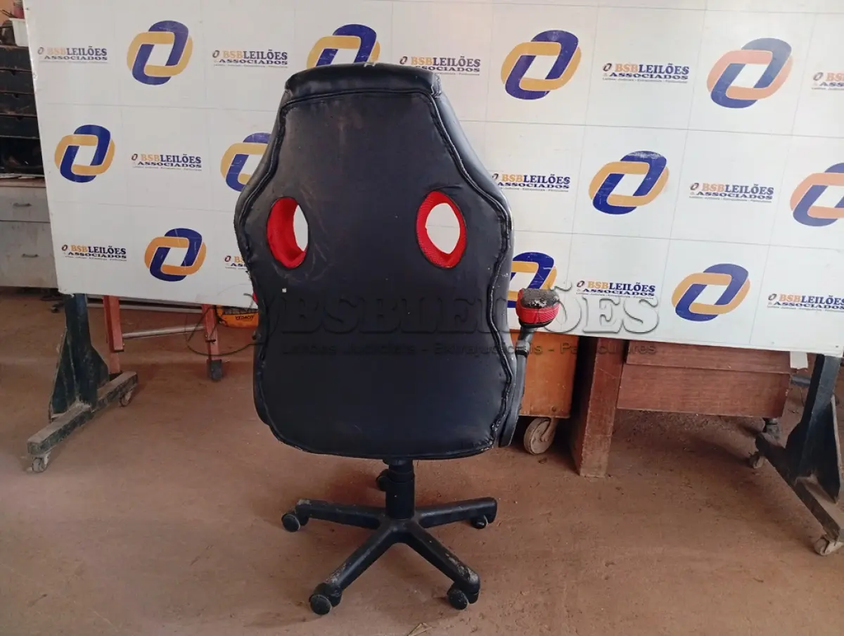 LOTE 304 - 01 CADEIRA GAMER. (NO ESTADO) ATENÇÃO! FAZER A VISITAÇÃO ANTES DE ARREMATAR, NÃO SABEMOS SE FUNCIONA. LEILÃO NÃO TEM GARANTIA E NEM DEVOLUÇÃO, SUJEITO A POSSÍVEIS AVARIAS VISÍVEIS/OCULTAS E/OU AUSÊNCIA DE COMPONENTES.