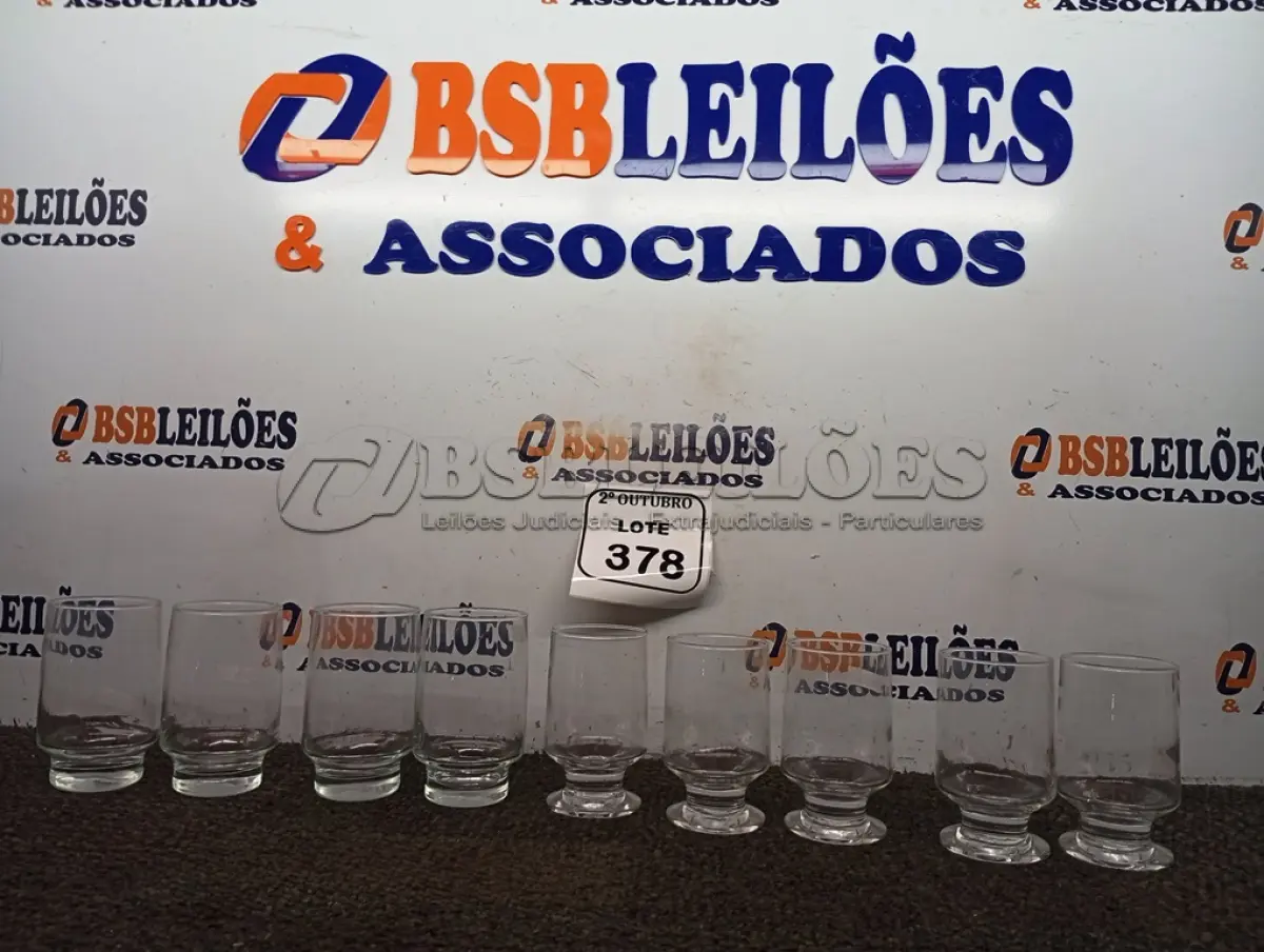 LOTE 378 - 09 COPOS DE VIDRO DIVERSOS. (NO ESTADO) ATENÇÃO! FAZER A VISITAÇÃO ANTES DE ARREMATAR, NÃO SABEMOS SE FUNCIONA. LEILÃO NÃO TEM GARANTIA E NEM DEVOLUÇÃO, SUJEITO A POSSÍVEIS AVARIAS VISÍVEIS/OCULTAS E/OU AUSÊNCIA DE COMPONENTES.