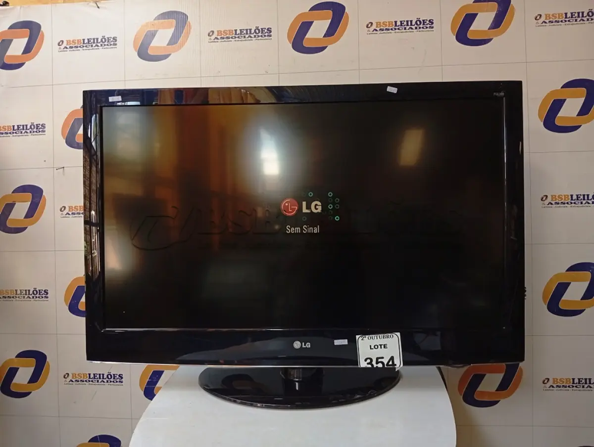 LOTE 354 - 01 TV MARCA LG 42” POLEGADAS COM CONTROLE. (NO ESTADO) ATENÇÃO! FAZER A VISITAÇÃO ANTES DE ARREMATAR, NÃO SABEMOS SE FUNCIONA. LEILÃO NÃO TEM GARANTIA E NEM DEVOLUÇÃO, SUJEITO A POSSÍVEIS AVARIAS VISÍVEIS/OCULTAS E/OU AUSÊNCIA DE COMPONENTES.