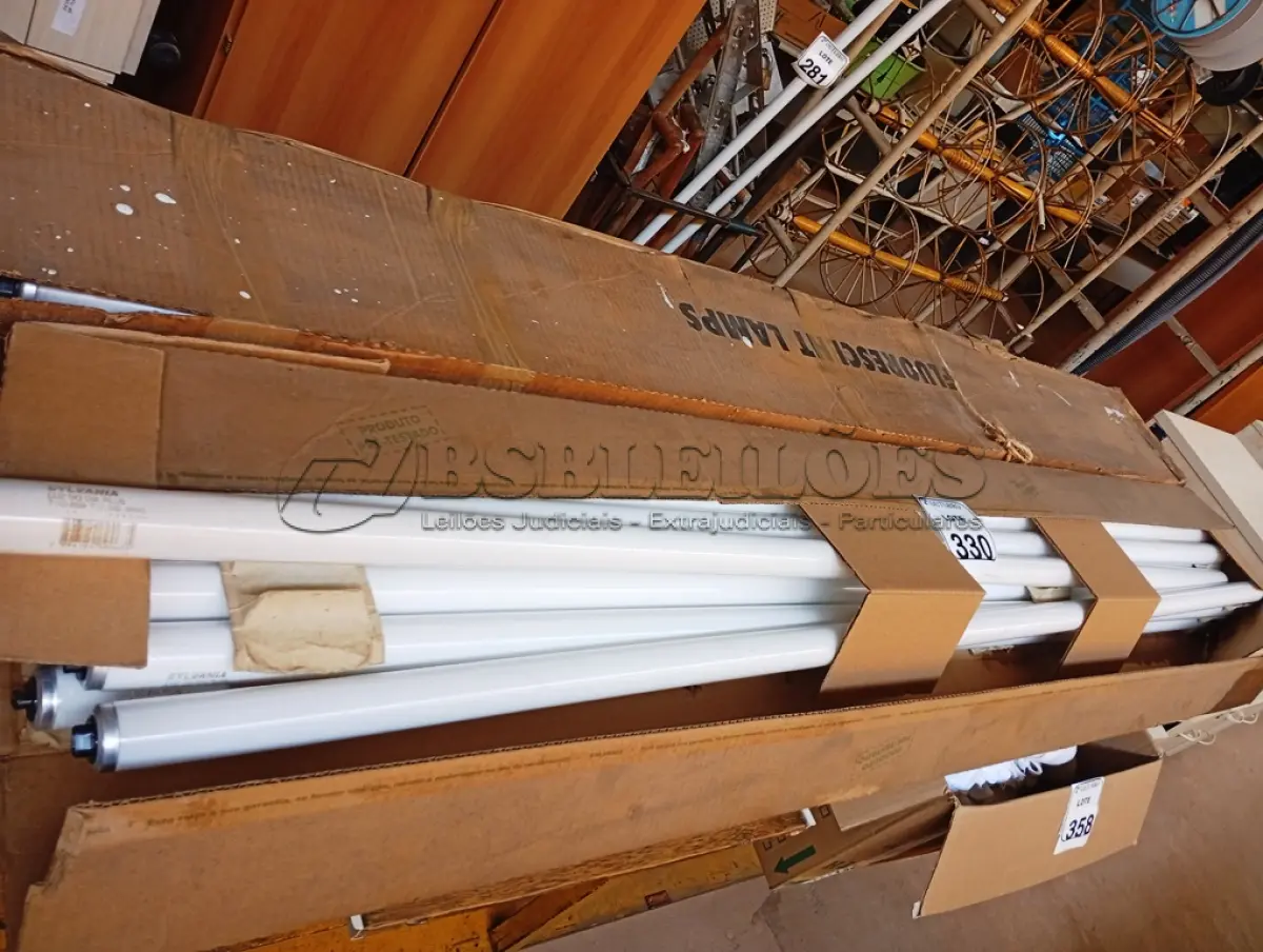 LOTE 330 - 01 LOTE COM DIVERSAS LÂMPADAS FLUORESCENTES. (NO ESTADO) ATENÇÃO! FAZER A VISITAÇÃO ANTES DE ARREMATAR, NÃO SABEMOS SE FUNCIONA. LEILÃO NÃO TEM GARANTIA E NEM DEVOLUÇÃO, SUJEITO A POSSÍVEIS AVARIAS VISÍVEIS/OCULTAS E/OU AUSÊNCIA DE COMPONENTES.