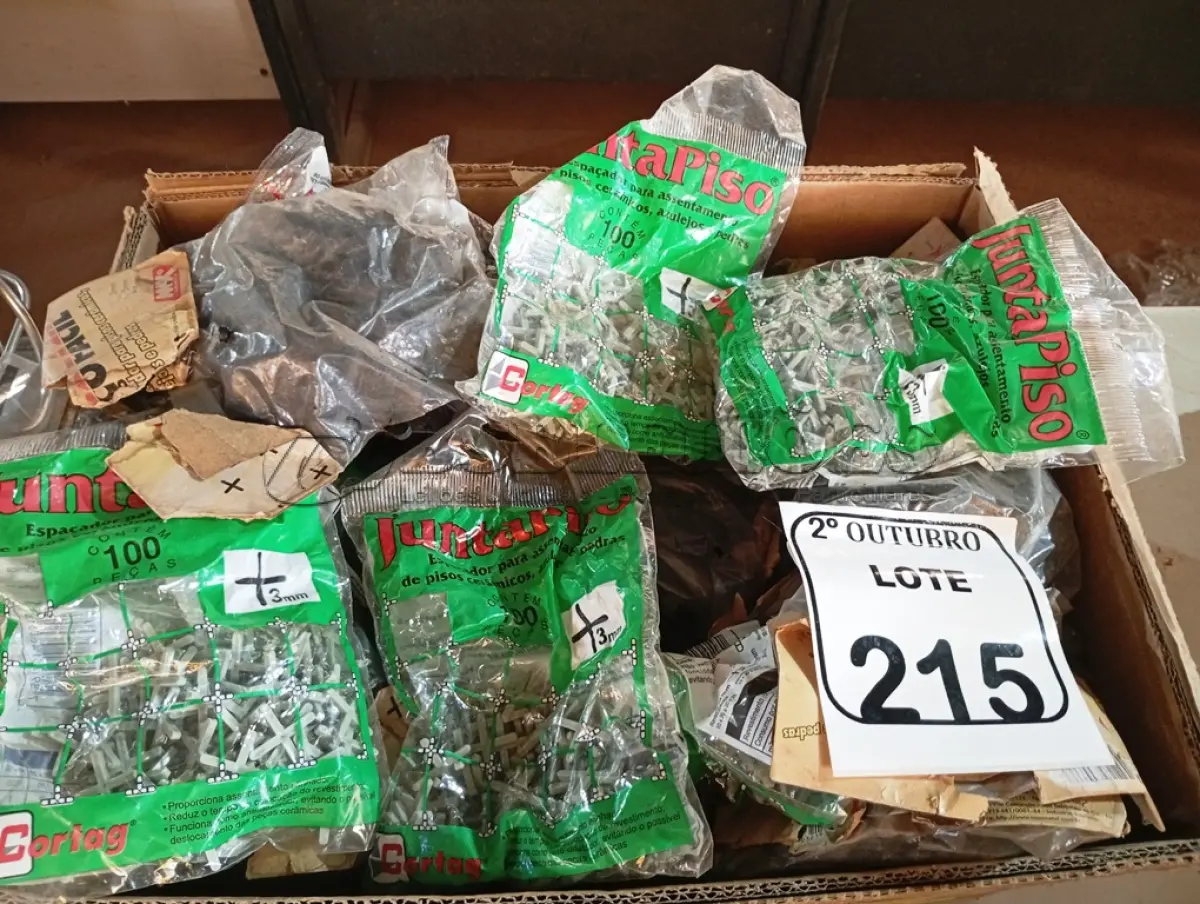 LOTE 215 - 01 LOTE COM GRANDE QUANTIDADE DE ESPAÇADORES PARA ASSENTAMENTO DE PISO E MATERIAIS DIVERSOS. (NO ESTADO) ATENÇÃO! FAZER A VISITAÇÃO ANTES DE ARREMATAR, NÃO SABEMOS SE FUNCIONA. LEILÃO NÃO TEM GARANTIA E NEM DEVOLUÇÃO, SUJEITO A POSSÍVEIS AVARIAS VISÍVEIS/OCULTAS E/OU AUSÊNCIA DE COMPONENTES.