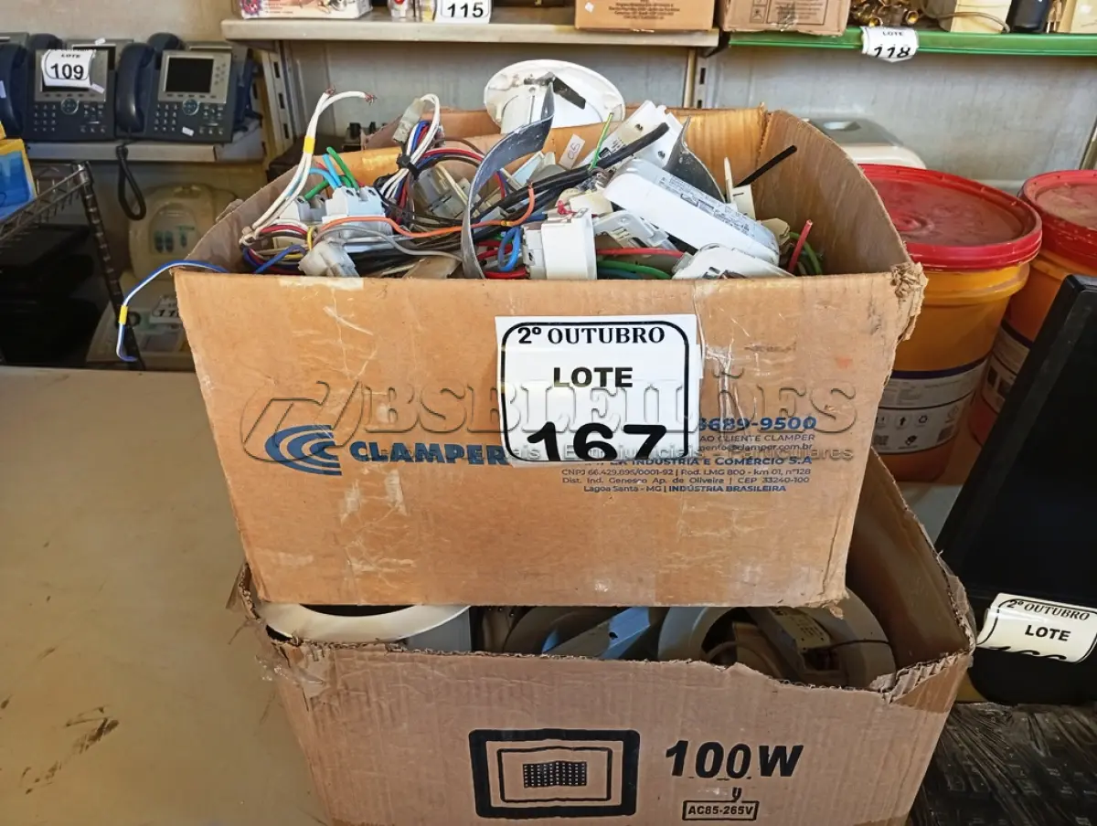 LOTE 167 - 01 LOTE COM VÁRIAS LUMINÁRIAS E MATERIAIS ELÉTRICOS DIVERSOS. (NO ESTADO) ATENÇÃO! FAZER A VISITAÇÃO ANTES DE ARREMATAR, NÃO SABEMOS SE FUNCIONA. LEILÃO NÃO TEM GARANTIA E NEM DEVOLUÇÃO, SUJEITO A POSSÍVEIS AVARIAS VISÍVEIS/OCULTAS E/OU AUSÊNCIA DE COMPONENTES.