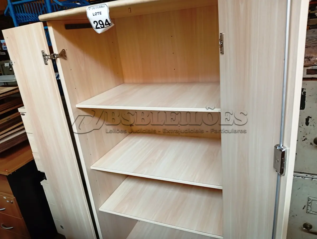 LOTE 294 - 01 ARMÁRIO PARA ESCRITÓRIO DE 02 PORTAS. (NO ESTADO) ATENÇÃO! FAZER A VISITAÇÃO ANTES DE ARREMATAR, NÃO SABEMOS SE FUNCIONA. LEILÃO NÃO TEM GARANTIA E NEM DEVOLUÇÃO, SUJEITO A POSSÍVEIS AVARIAS VISÍVEIS/OCULTAS E/OU AUSÊNCIA DE COMPONENTES.