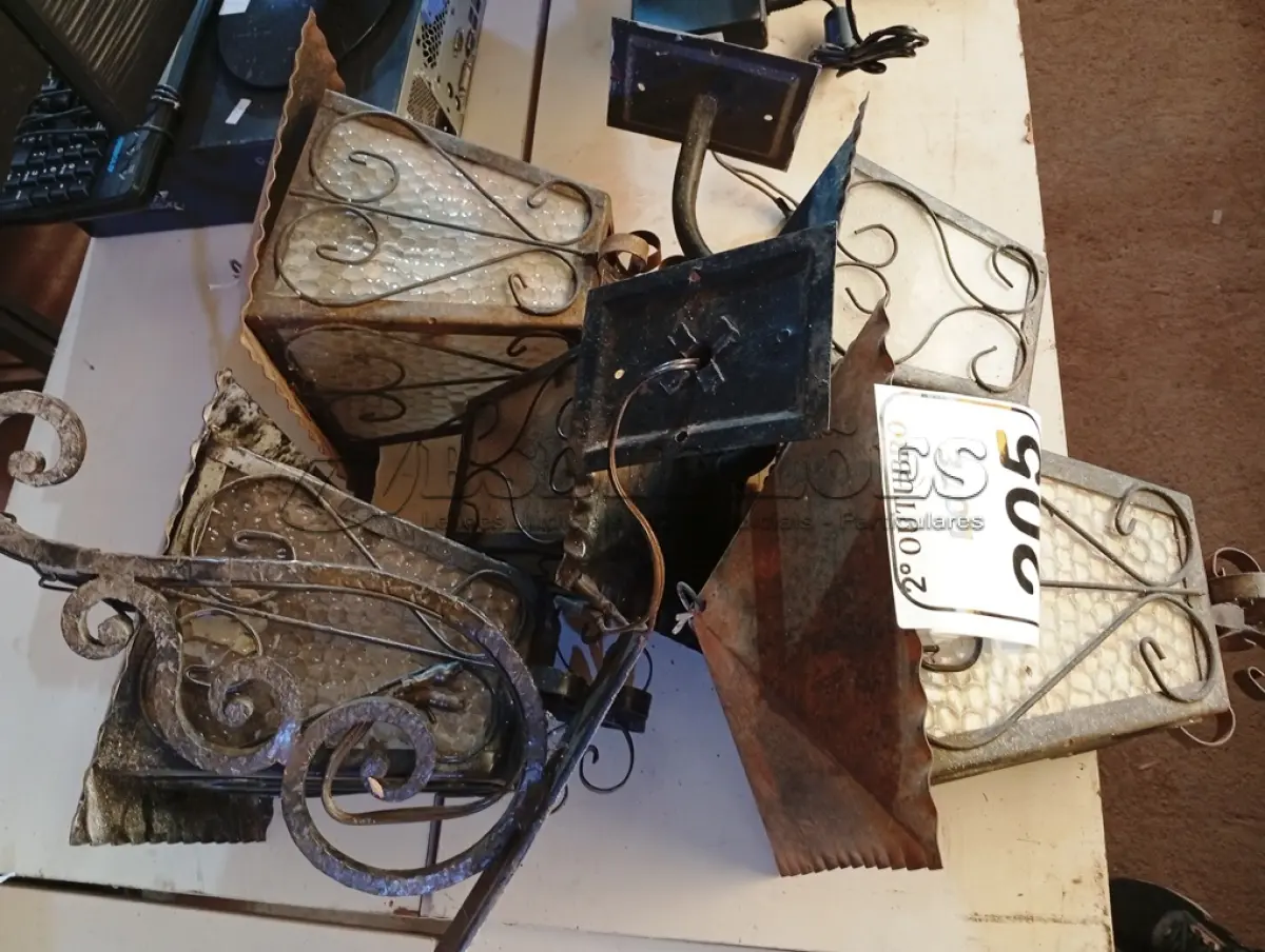 LOTE 205 - 05 LUMINÁRIAS DIVERSAS. (NO ESTADO) ATENÇÃO! FAZER A VISITAÇÃO ANTES DE ARREMATAR, NÃO SABEMOS SE FUNCIONA. LEILÃO NÃO TEM GARANTIA E NEM DEVOLUÇÃO, SUJEITO A POSSÍVEIS AVARIAS VISÍVEIS/OCULTAS E/OU AUSÊNCIA DE COMPONENTES.