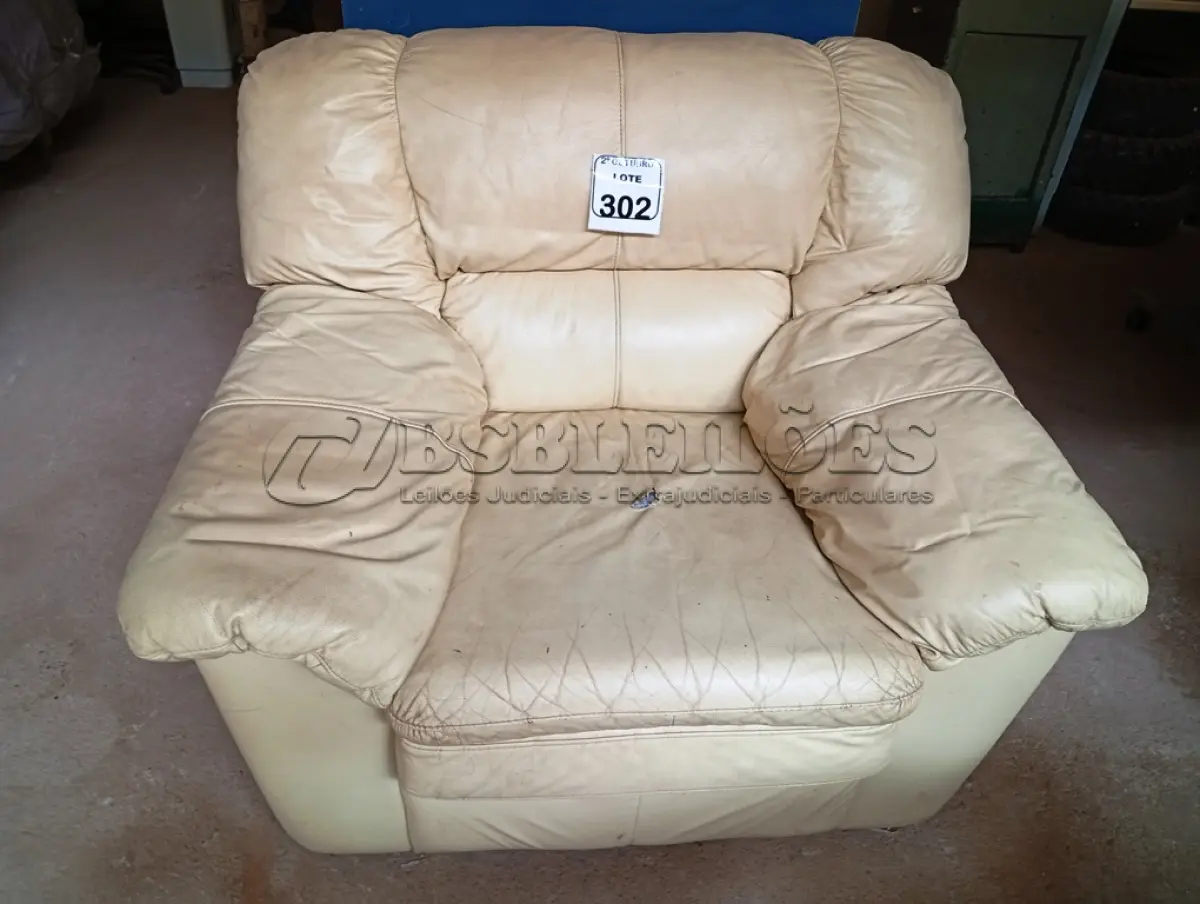 LOTE 302 - 01 POLTRONA DE CORINO COR BEGE. (NO ESTADO) ATENÇÃO! FAZER A VISITAÇÃO ANTES DE ARREMATAR, NÃO SABEMOS SE FUNCIONA. LEILÃO NÃO TEM GARANTIA E NEM DEVOLUÇÃO, SUJEITO A POSSÍVEIS AVARIAS VISÍVEIS/OCULTAS E/OU AUSÊNCIA DE COMPONENTES.
