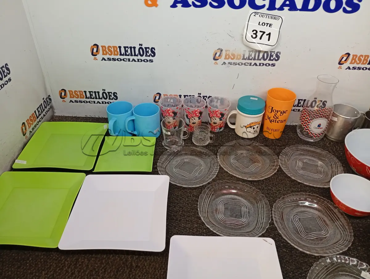 LOTE 371 - 01 LOTE C/DIVERSOS UTENSÍLIOS DE COZINHA. (NO ESTADO) ATENÇÃO! FAZER A VISITAÇÃO ANTES DE ARREMATAR, NÃO SABEMOS SE FUNCIONA. LEILÃO NÃO TEM GARANTIA E NEM DEVOLUÇÃO, SUJEITO A POSSÍVEIS AVARIAS VISÍVEIS/OCULTAS E/OU AUSÊNCIA DE COMPONENTES.