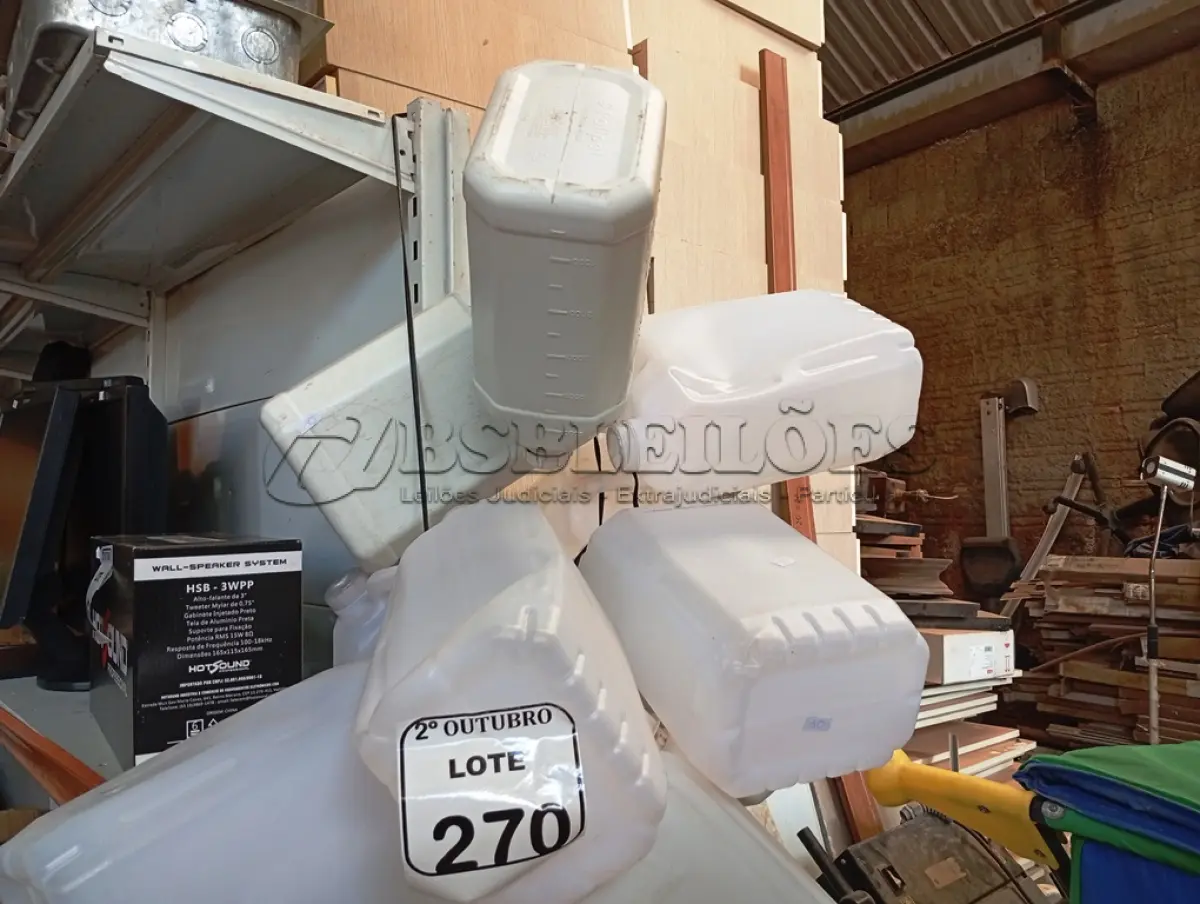 LOTE 270 - 01 LOTE COM APROXIMADAMENTE 12 GALÕES DE PLÁSTICO. (NO ESTADO) ATENÇÃO! FAZER A VISITAÇÃO ANTES DE ARREMATAR, NÃO SABEMOS SE FUNCIONA. LEILÃO NÃO TEM GARANTIA E NEM DEVOLUÇÃO, SUJEITO A POSSÍVEIS AVARIAS VISÍVEIS/OCULTAS E/OU AUSÊNCIA DE COMPONENTES.
