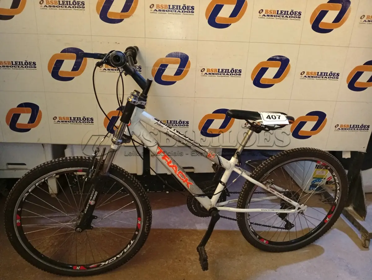 LOTE 407 - 01 BICICLETA ARO 24” DE MARCHA, MARCA TFLACK. (NO ESTADO) ATENÇÃO! FAZER A VISITAÇÃO ANTES DE ARREMATAR, NÃO SABEMOS SE FUNCIONA. LEILÃO NÃO TEM GARANTIA E NEM DEVOLUÇÃO, SUJEITO A POSSÍVEIS AVARIAS VISÍVEIS/OCULTAS E/OU AUSÊNCIA DE COMPONENTES.